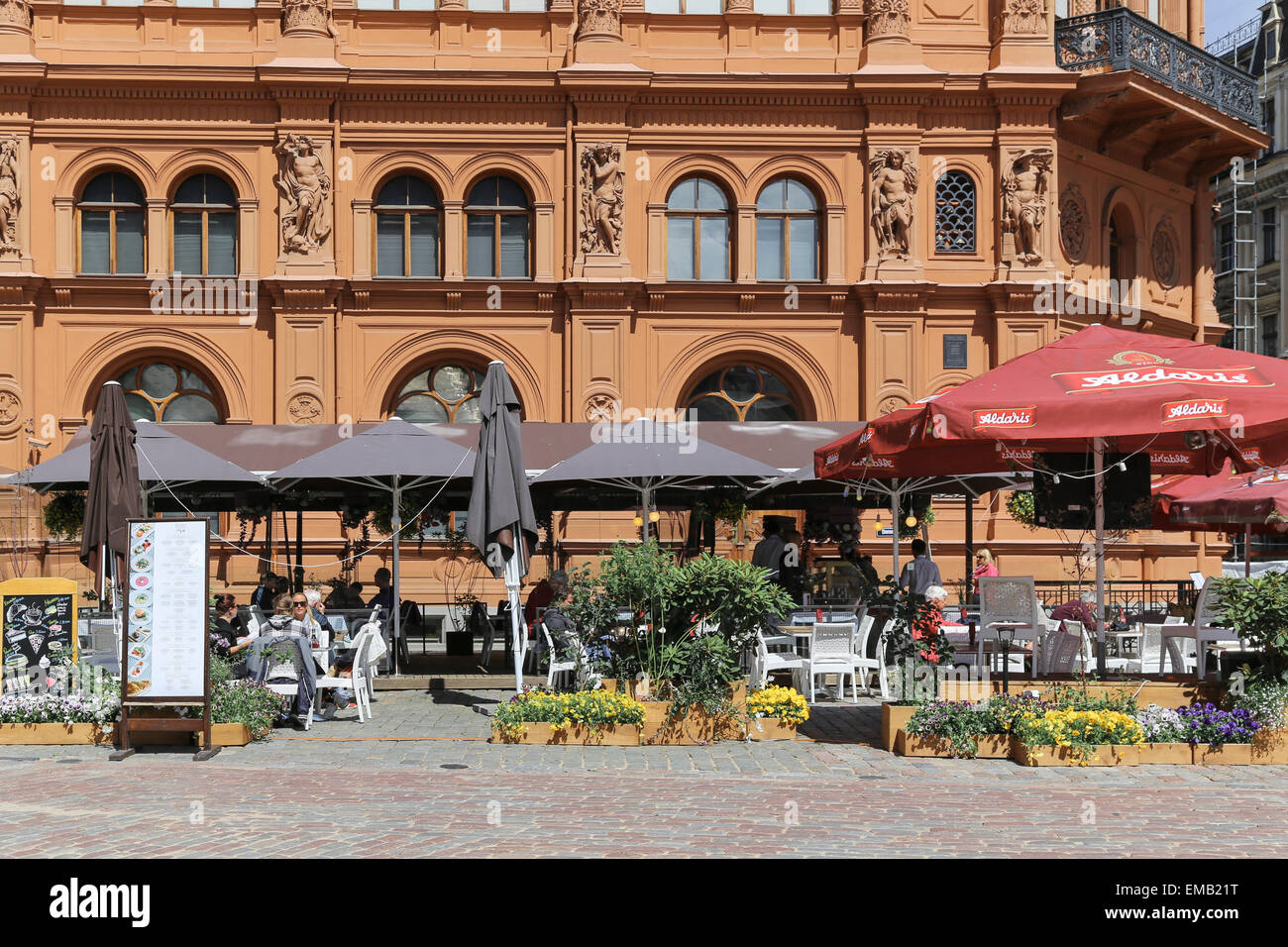 Le café et restaurant de plein air en été (Doma Laukums), Place de la cathédrale ou Dôme, Riga, Lettonie, en Europe Banque D'Images