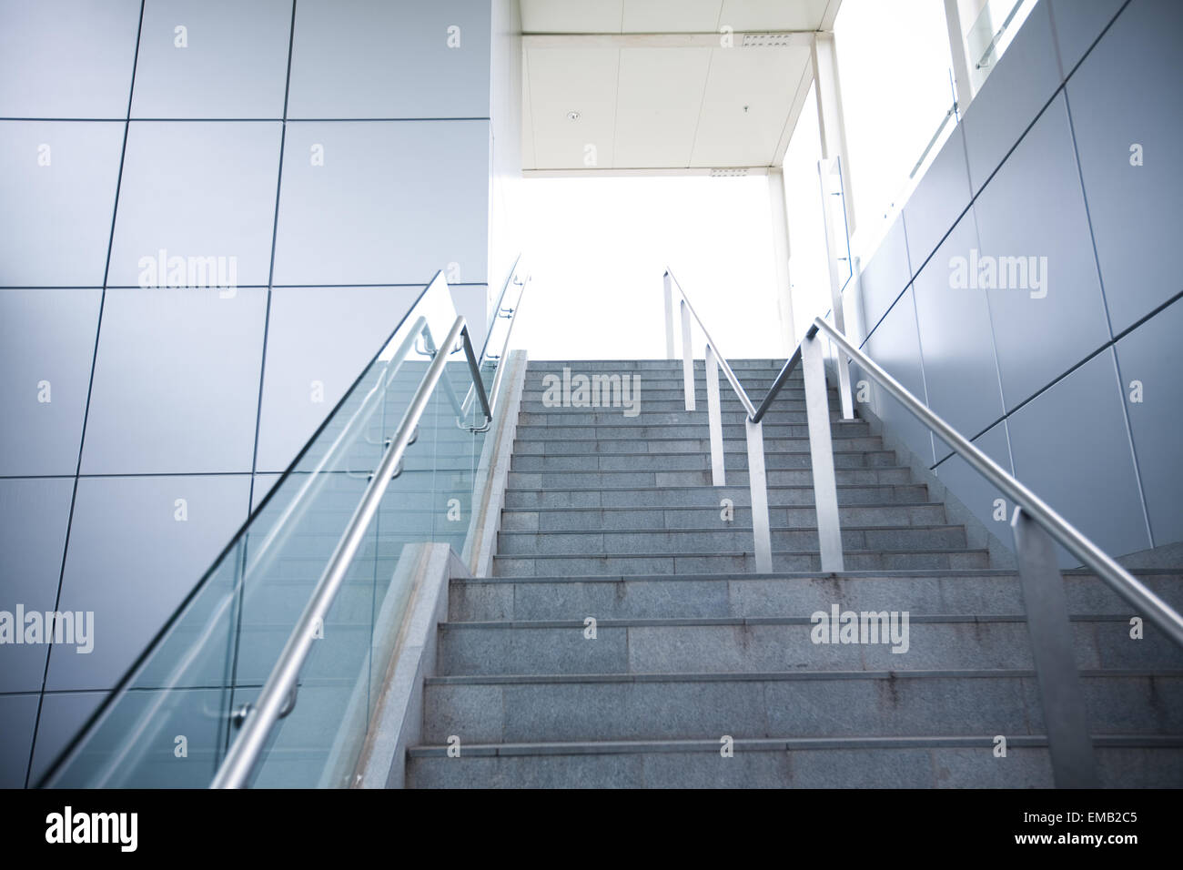 Image d'escaliers dans un immeuble moderne Banque D'Images