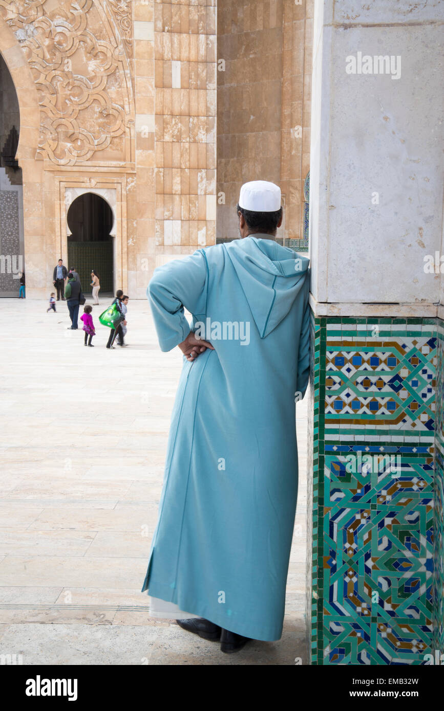 L'homme musulman à des touristes à la Mosquée Hassan II à Casablanca, Maroc. Banque D'Images
