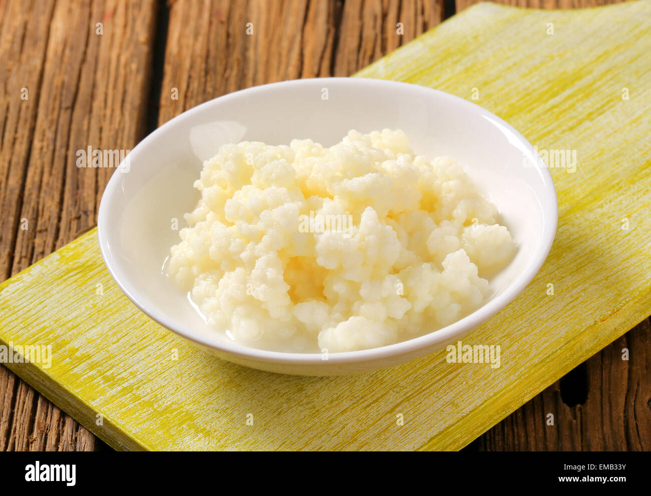 Les grains de kéfir de lait probiotique bio Banque D'Images