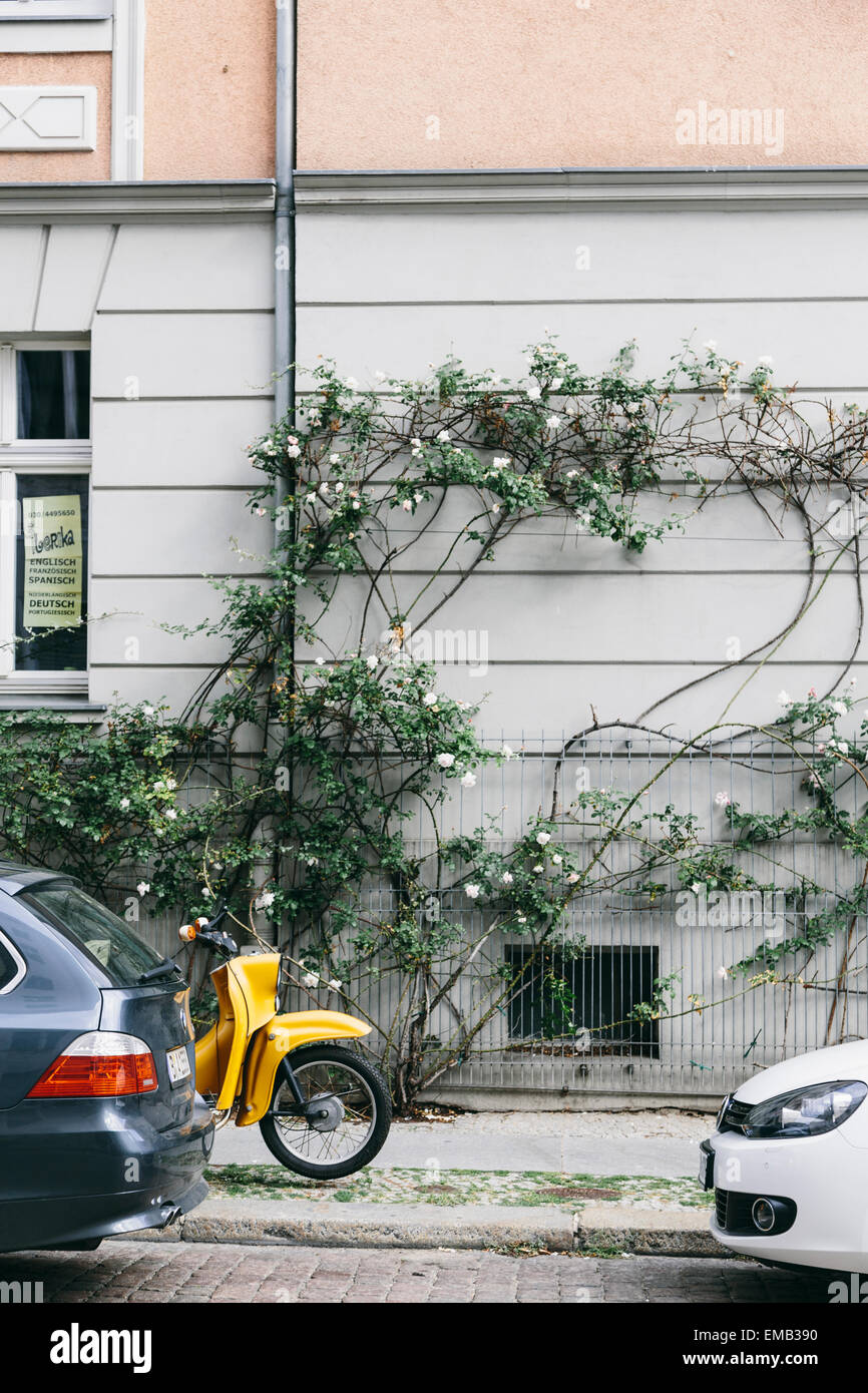 Scooter jaune et les voitures sur la rue à Mitte, Berlin, Allemagne Banque D'Images