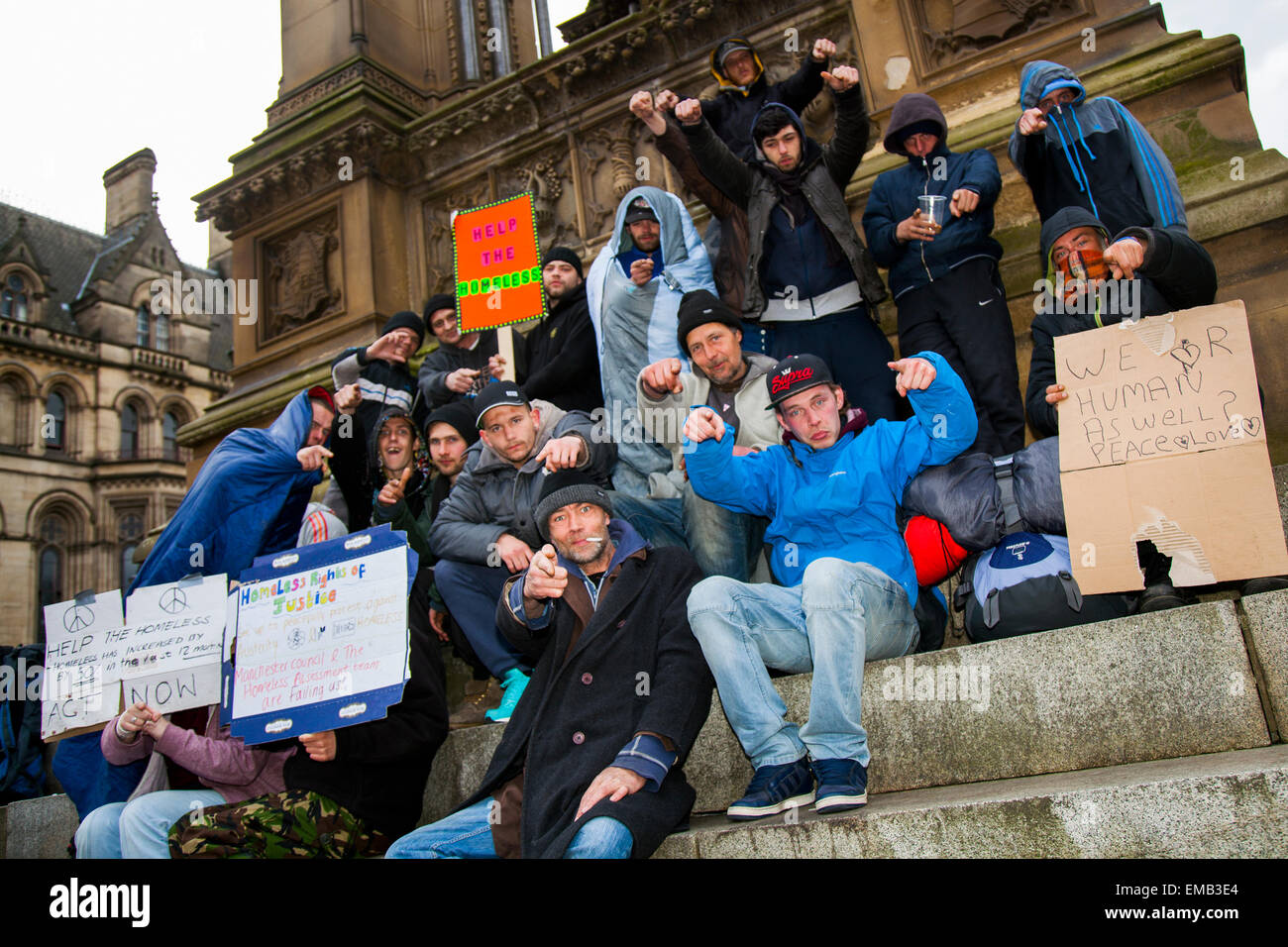 Manchester, UK 19 avril, 2015. Défenseurs des sans-logis continuent de prendre position à l'extérieur Manchester Town Hall pour faire prendre conscience de la crise de logement temporaire. Les manifestants dorment dans des tentes dans un campement dans Albert Square ; beaucoup ont été récemment libérés de prison et n'ont aucun espoir d'hébergement. Le groupe, appelé l'homme sans-abri de la Justice, ont une comparution en cour lundi pour être expulsé, après quoi ils auront 48 heures pour quitter. © Mar Photographics/Alamy vivre Banque D'Images