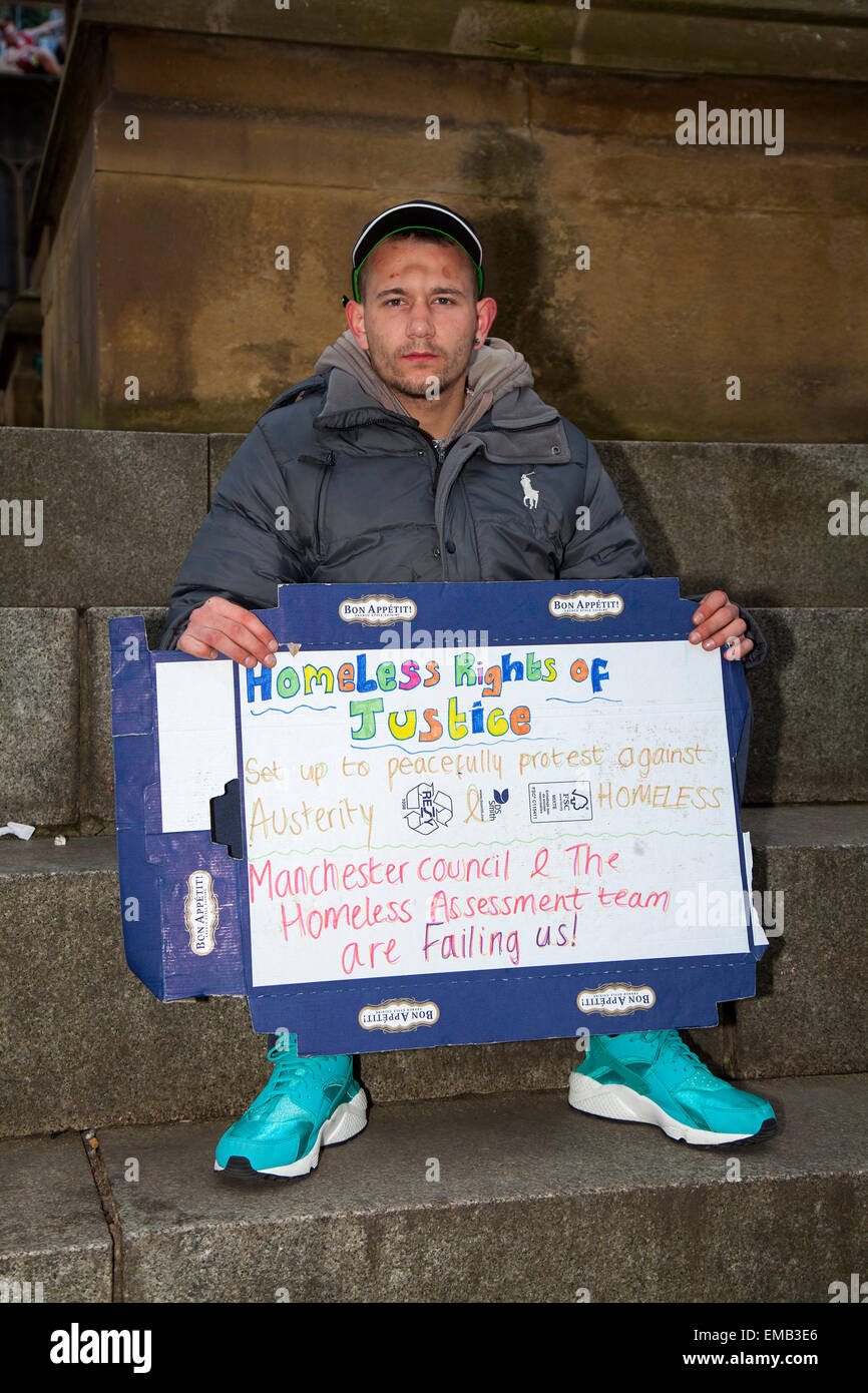 Manchester, Royaume-Uni avril 2015. Sans-abri - les militants des droits de la justice continuent de se tenir à l'extérieur de l'hôtel de ville de Manchester pour sensibiliser à la crise du logement temporaire. Les manifestants dorment dans des tentes dans un campement de la place Albert ; beaucoup ont récemment été libérés de prison et n'ont aucun espoir d'accommodement. Le groupe, appelé les droits des sans-abri de la justice, a une comparution lundi pour être expulsé, après quoi ils auront 48 heures pour partir. Banque D'Images