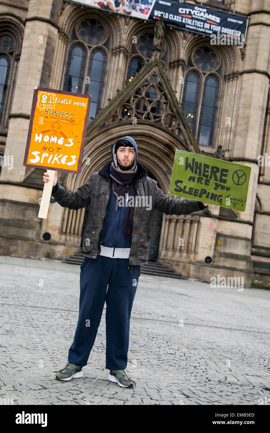 Manchester, UK 19 avril, 2015. Wesley Dove un militant sans-abri continue de prendre position à l'extérieur Manchester Town Hall pour faire prendre conscience de la crise de logement temporaire. Les manifestants dorment dans des tentes dans un campement dans Albert Square ; beaucoup ont été récemment libérés de prison et n'ont aucun espoir d'hébergement. Le groupe, appelé l'homme sans-abri de la Justice, ont une comparution en cour lundi pour être expulsé, après quoi ils auront 48 heures pour quitter. © Mar Photographics/Alamy vivre Banque D'Images