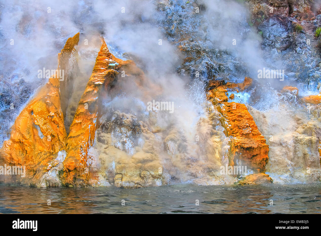 Le Cliffs (falaises), donne la Vallée volcanique de Waimangu, Rotorua, Nouvelle-Zélande Banque D'Images