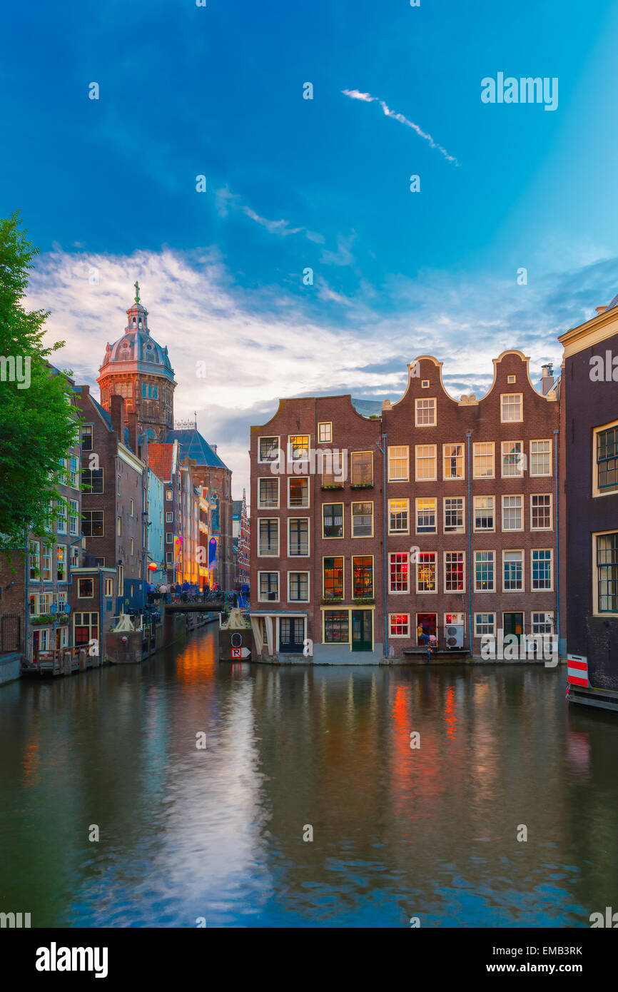 Soir d'un canal à Amsterdam, à l'église et le pont Banque D'Images