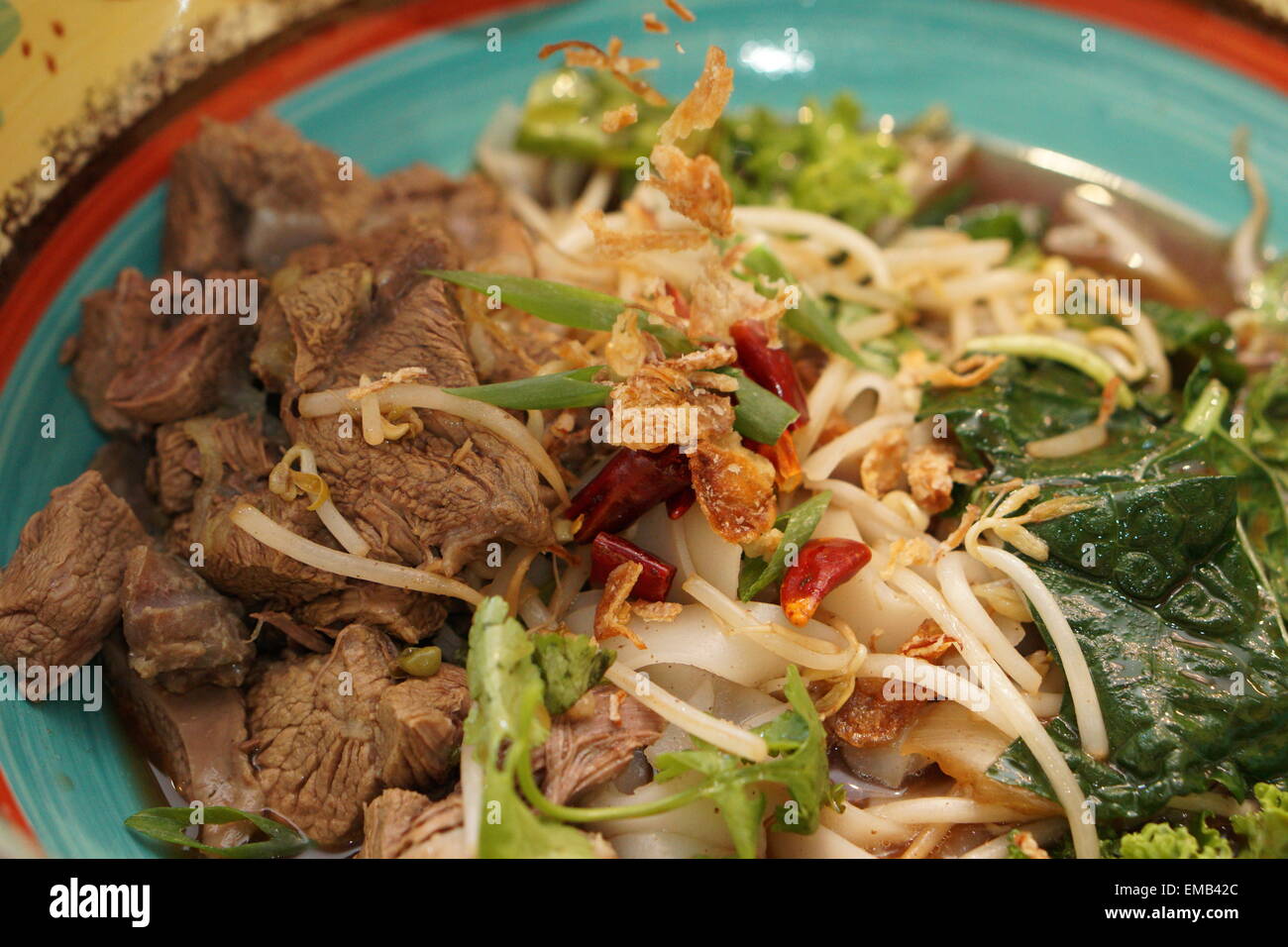 Sauté de boeuf Thaï colorés avec des légumes, le piment et l'échalote Banque D'Images