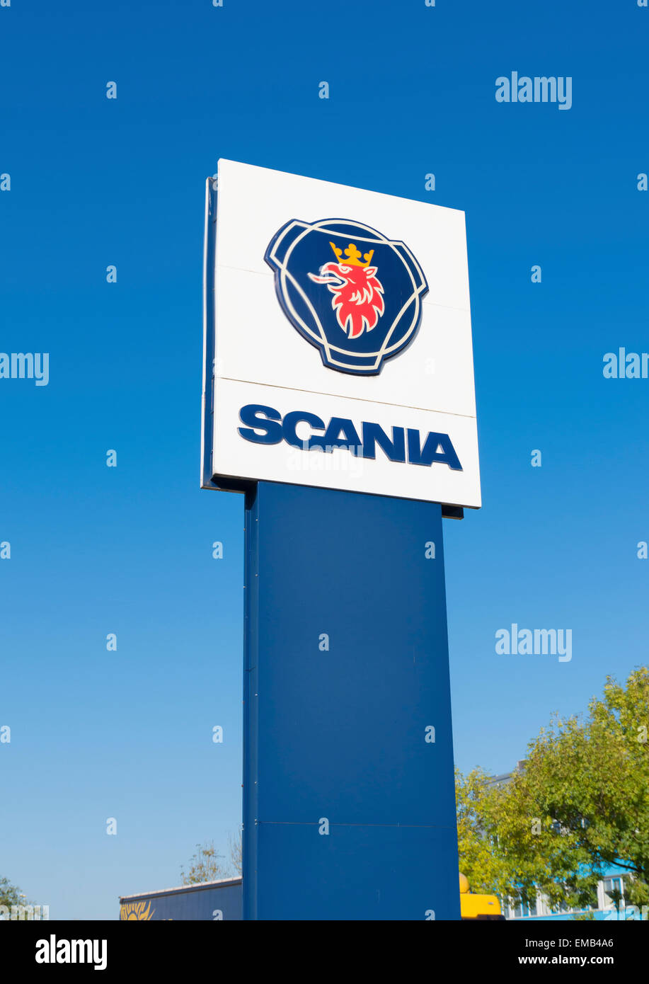 Logo Scania à l'usine de production néerlandaise à Zwolle. C'est le principal centre de production européen pour les camions Banque D'Images Logo Scania à l'usine de production néerlandaise à Zwolle. C'est le principal centre de production européen pour les camions Banque D'Images