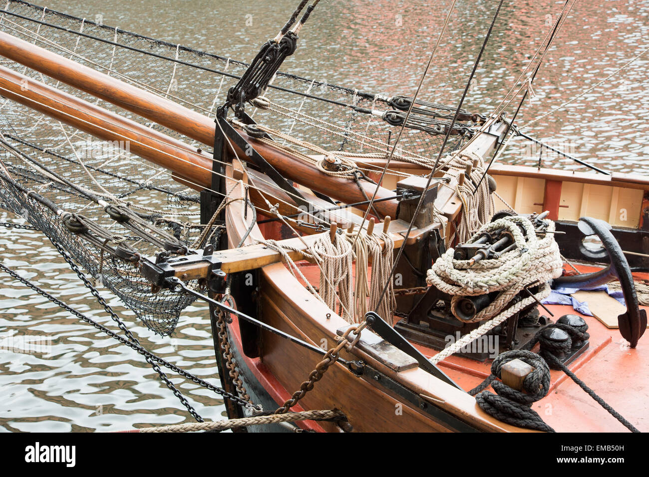 Cordes et l'ancre sur le pont d'un vieux bateau à voile Banque D'Images