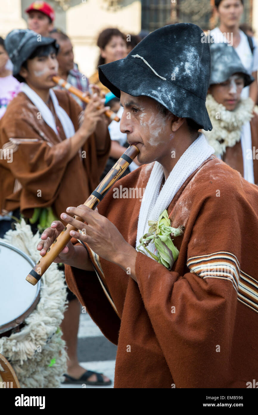 Lima, Pérou. Jeune homme jouant de la flûte dans un défilé culturel andin, Plaza de Armas. Banque D'Images
