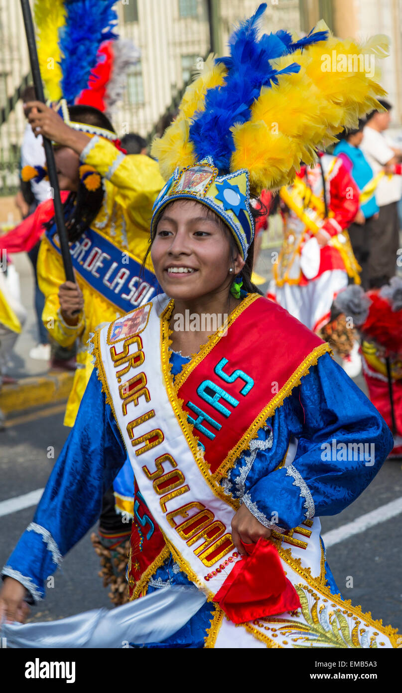 Lima, Pérou. Jeune femme péruvienne défilant dans un défilé culturel andin, Plaza de Armas. Banque D'Images