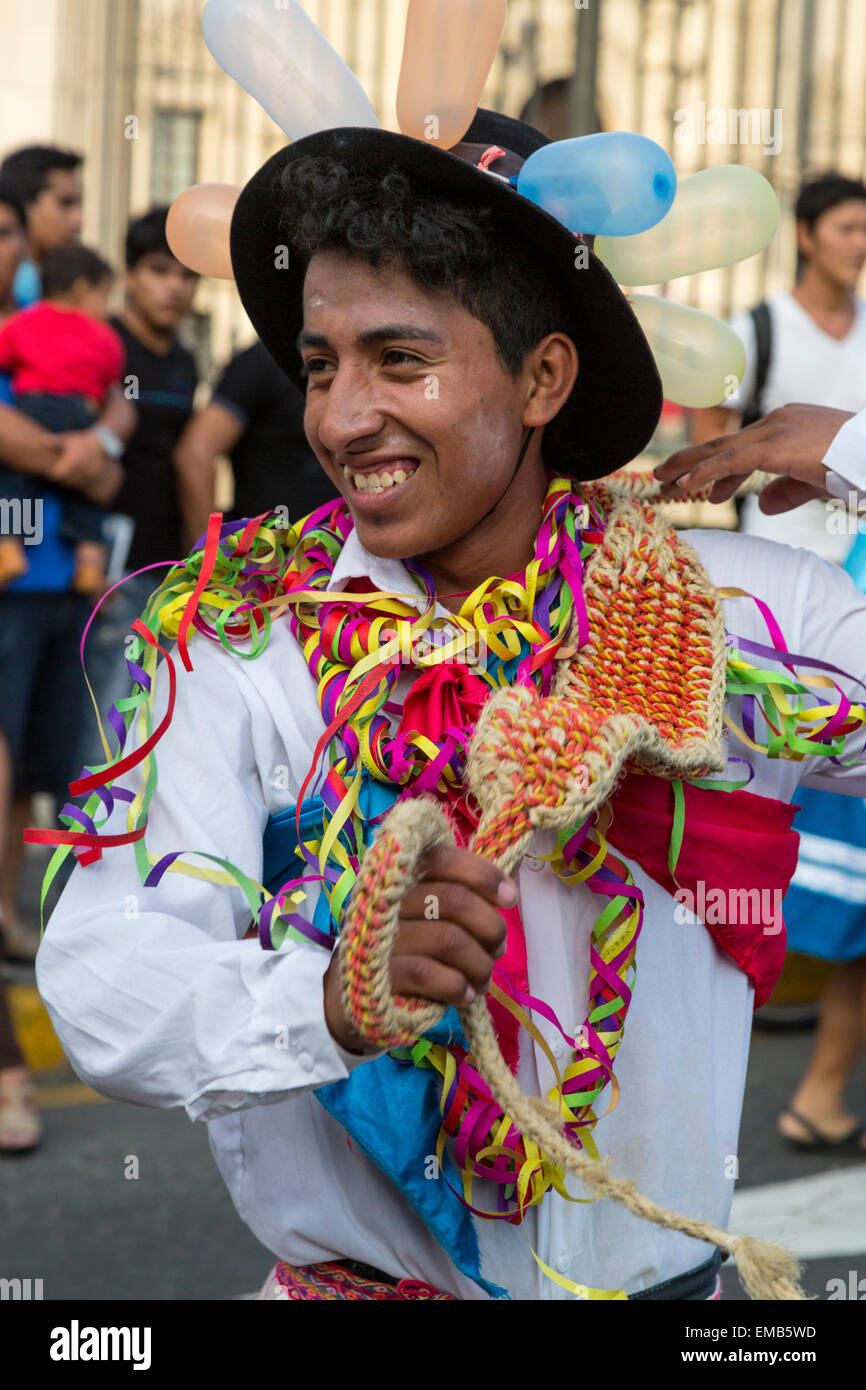 Lima, Pérou. Les jeunes hommes péruviens défilant dans un défilé culturel andin, Plaza de Armas. Banque D'Images