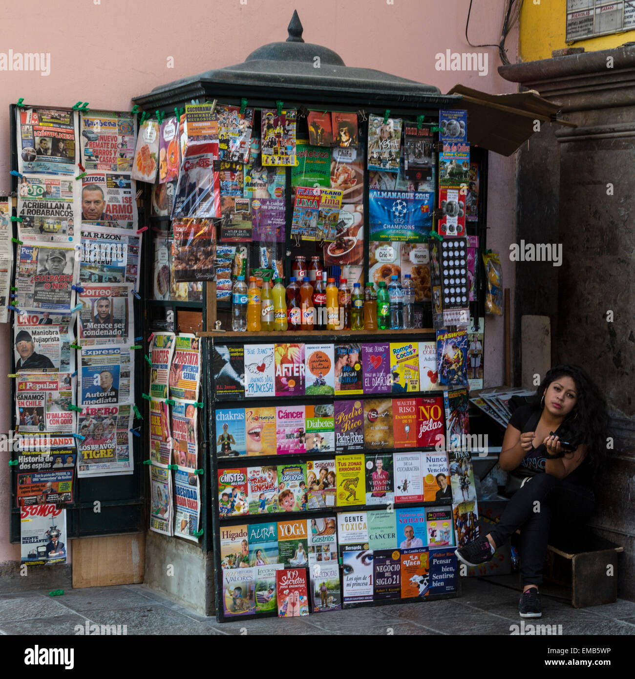 Pérou, Lima. Femme et kiosque à journaux. Banque D'Images
