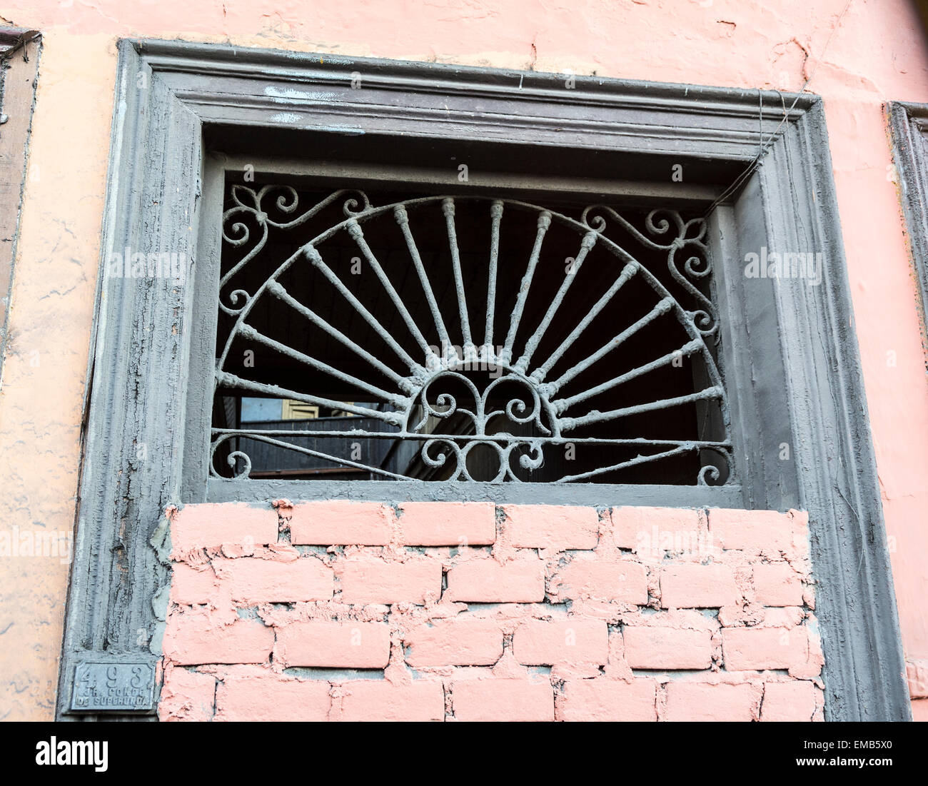 Pérou, Lima. Ancienne Grille métallique à fenêtre. Banque D'Images