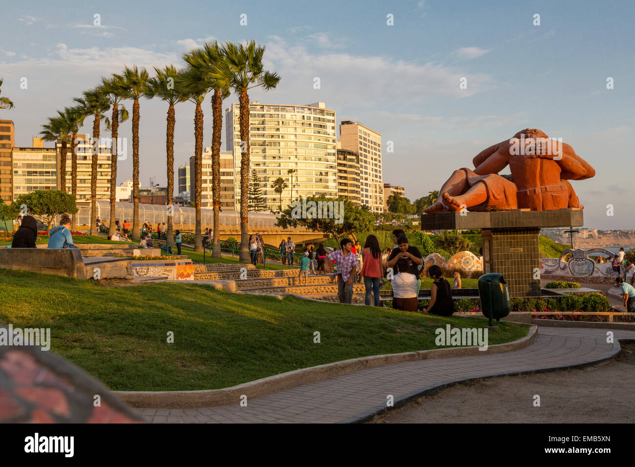 Pérou, Lima. L'amour (parc Parque del Amor). Sculpture 'Le Baiser' (El Beso) par Victor Delfin. Quartier de Miraflores. Banque D'Images