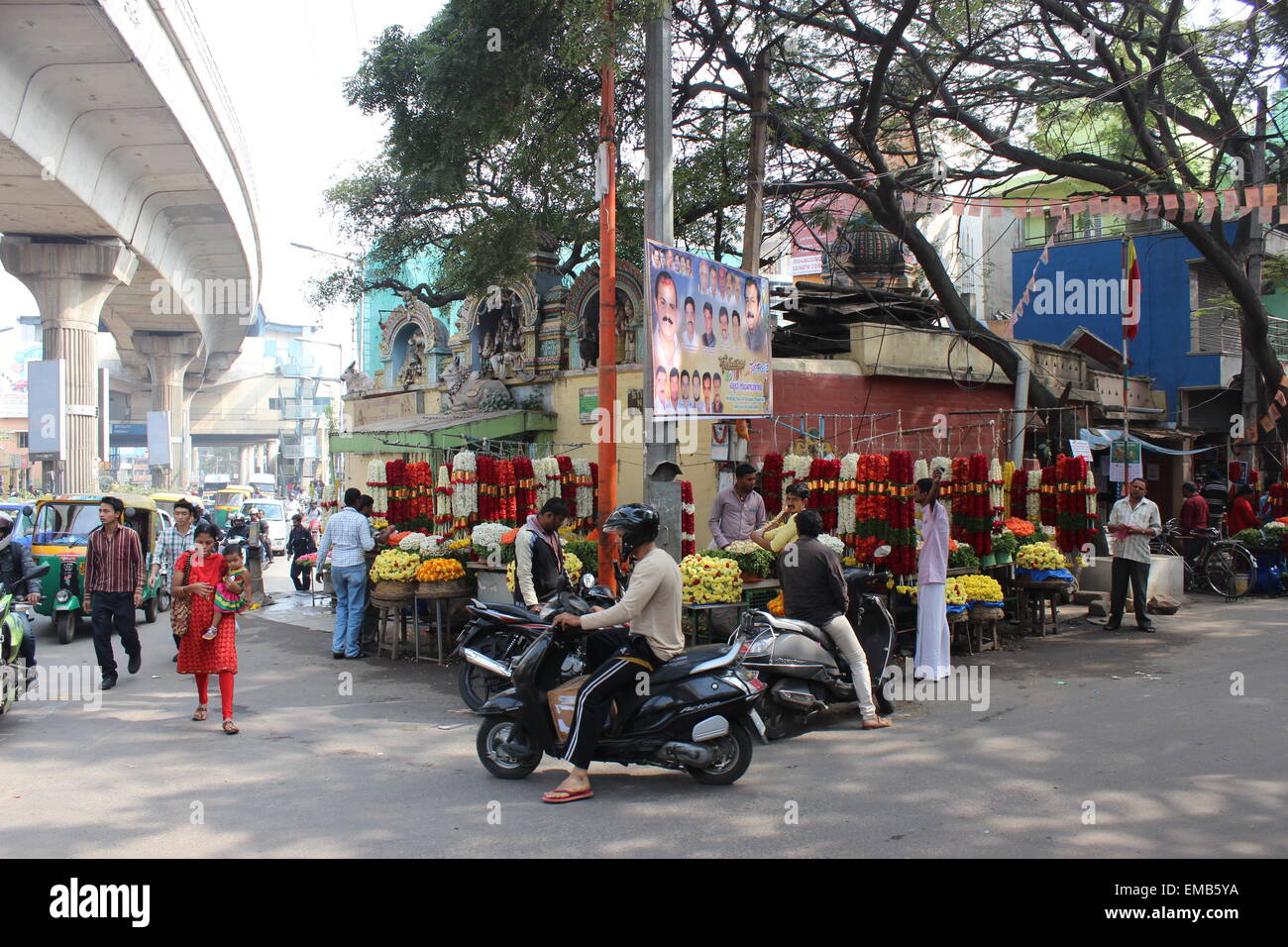 La ville de Bangalore, anciennement connu sous le nom de Bangalore, dans le sud de l'Inde centrale. Coin occupé sous la route MG Metro Banque D'Images