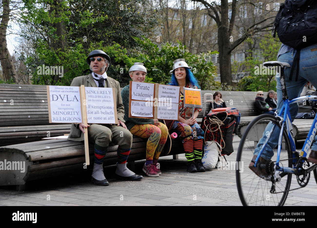 Brighton, Sussex, UK. 19 avril, 2015. Les adeptes de la foi Pastafarian pour protester contre le droit des religions minoritaires d'être reconnus au Royaume-Uni dans les rues de Brighton aujourd'hui, ils étaient dirigés par Ian Harris, membre de l'Église du Monstre en Spaghettis Volant qui fait campagne contre la DVLA qui a refusé de lui permettre de porter une passoire sur la tête pour son permis de conduire Crédit photo : Simon Dack/Alamy Live News Banque D'Images