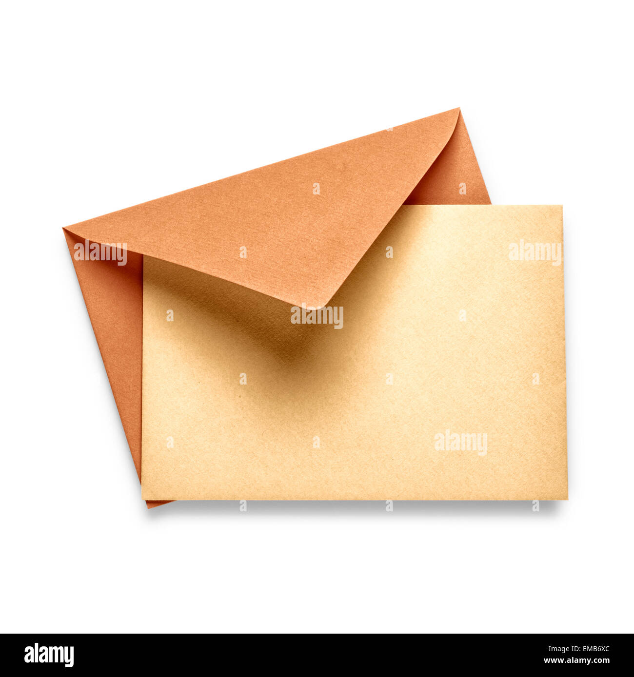 Carte avec enveloppe brune Vintage isolé sur fond blanc. Objet Avec clipping path Banque D'Images