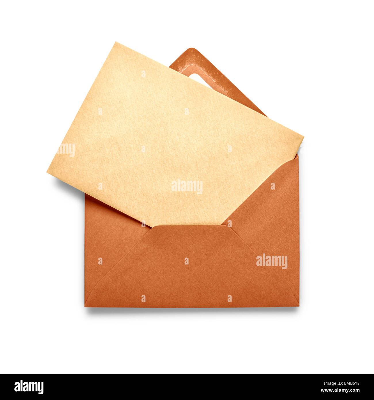 Carte avec enveloppe brune Vintage isolé sur fond blanc. Objet Avec clipping path Banque D'Images