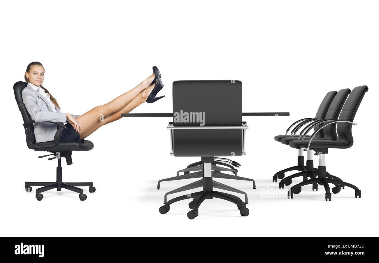 Businesslady assis dans un fauteuil avec ses jambes croisées sur la table Banque D'Images