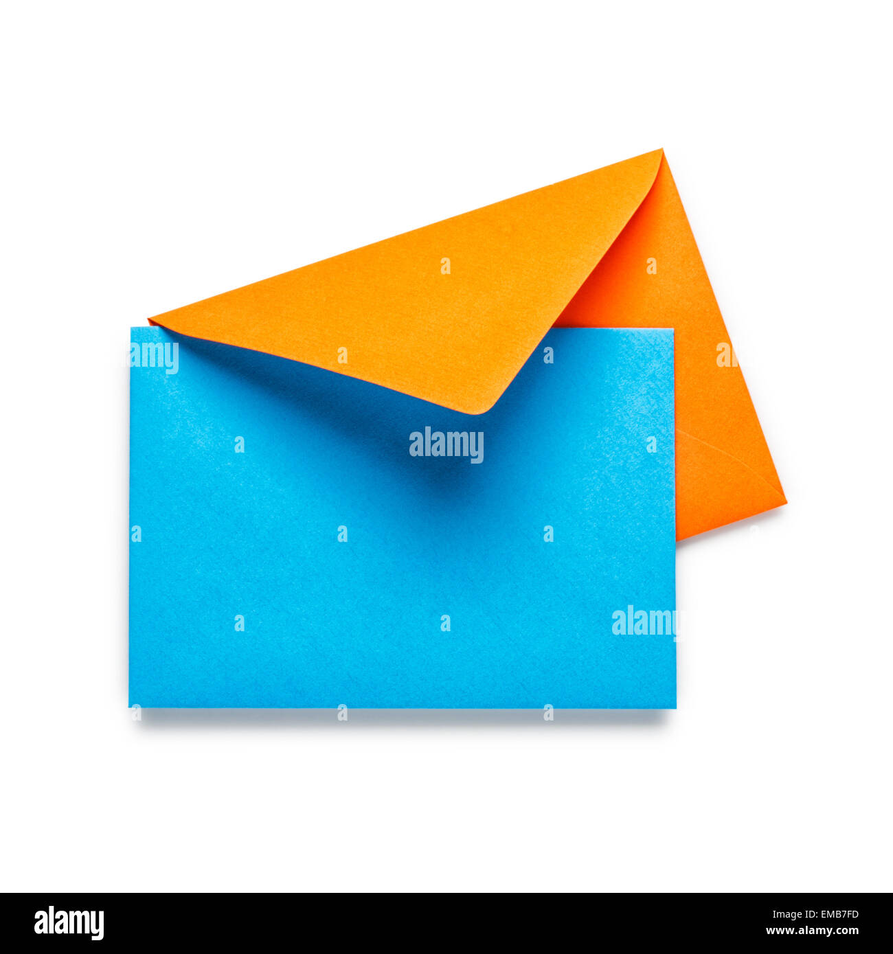 Enveloppe avec Carte Bleu Orange isolé sur fond blanc. Objets avec clipping path Banque D'Images