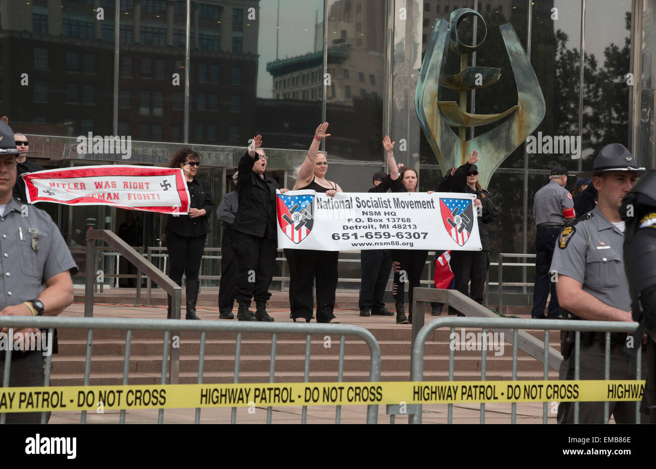 Toledo, Ohio USA - 18 avril 2015 - protégé par des centaines de policiers néo-nazi, le Mouvement national-socialiste a tenu un rassemblement sur les marches de l'immeuble de bureaux du gouvernement. Plusieurs centaines de personnes se sont rendues à protester contre les Nazis. Crédit : Jim West/Alamy Live News Banque D'Images
