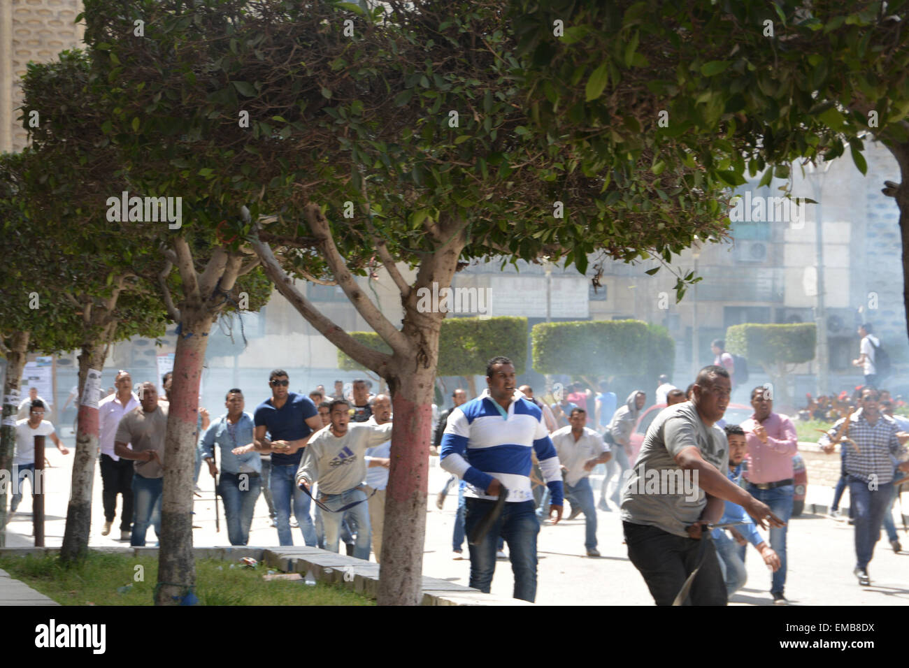 Le Caire, Égypte. Apr 19, 2015. Les étudiants de l'Université du Caire sont vus dans des affrontements avec le personnel de sécurité a été arrêté après une manifestation sur le campus au Caire, Égypte, le 19 avril 2015. Credit : STR/Xinhua/Alamy Live News Banque D'Images