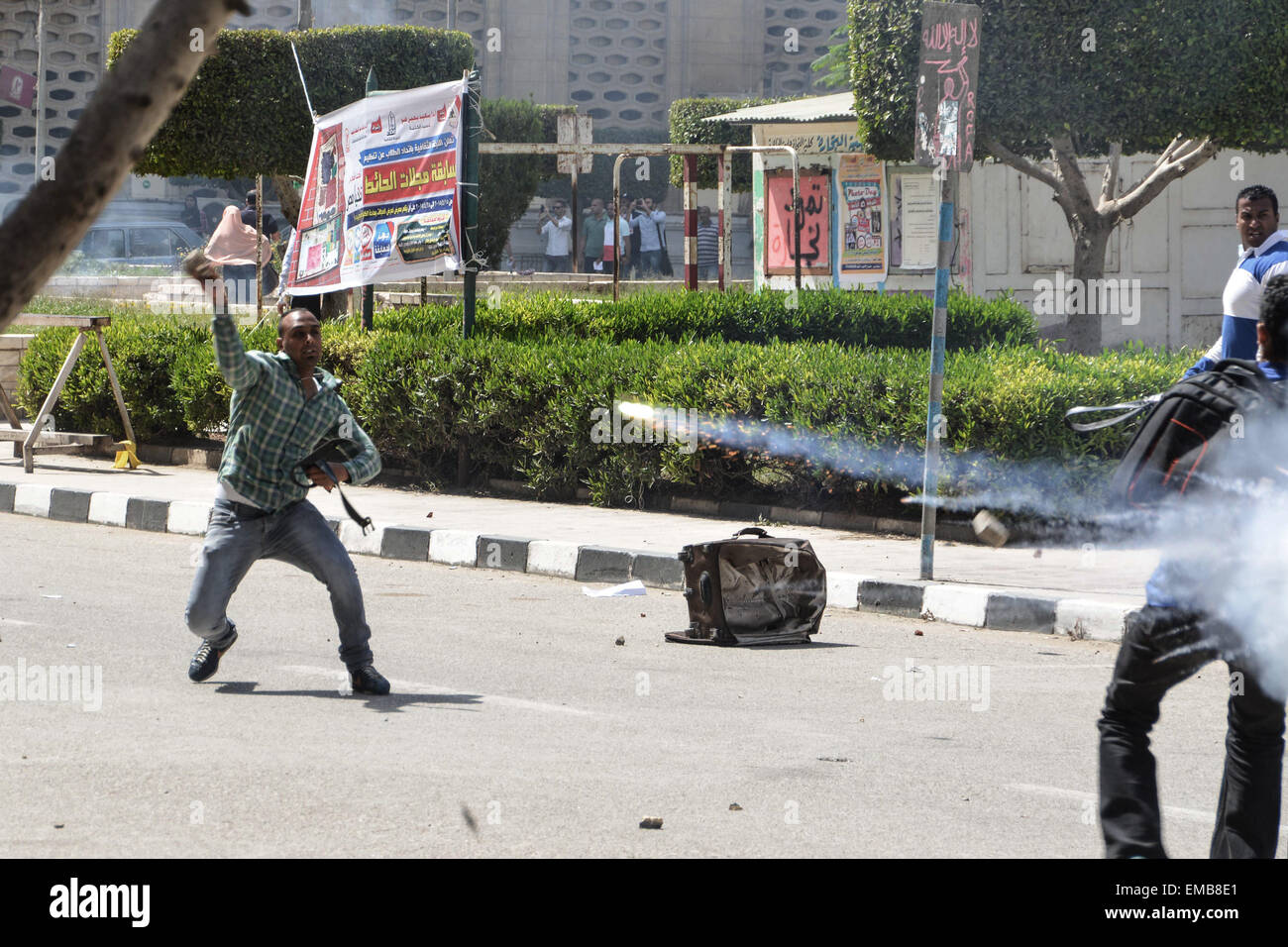 Le Caire, Égypte. Apr 19, 2015. Les étudiants de l'Université du Caire sont vus dans des affrontements avec le personnel de sécurité a été arrêté après une manifestation sur le campus au Caire, Égypte, le 19 avril 2015. Credit : STR/Xinhua/Alamy Live News Banque D'Images