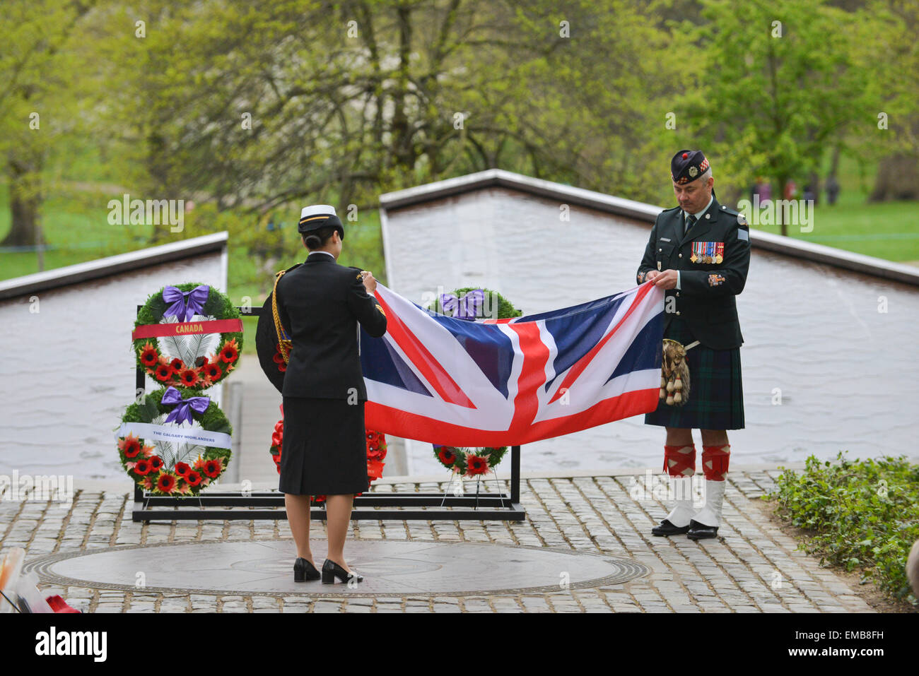 Green Park, London, UK. 19 avril 2015. L'Union Jack est pliée. Les régiments et vous montez au Monument commémoratif de guerre du Canada à Green Park pour une cérémonie et dépôt de gerbe. Trois régiments canadiens commémorent leurs rôles dans la deuxième bataille d'Ypres de WW1 qui a eu lieu il y a 100 ans. La bataille fut la première fois que l'Allemagne utilisé des armes chimiques à grande échelle. Crédit : Matthieu Chattle/Alamy Live News Banque D'Images