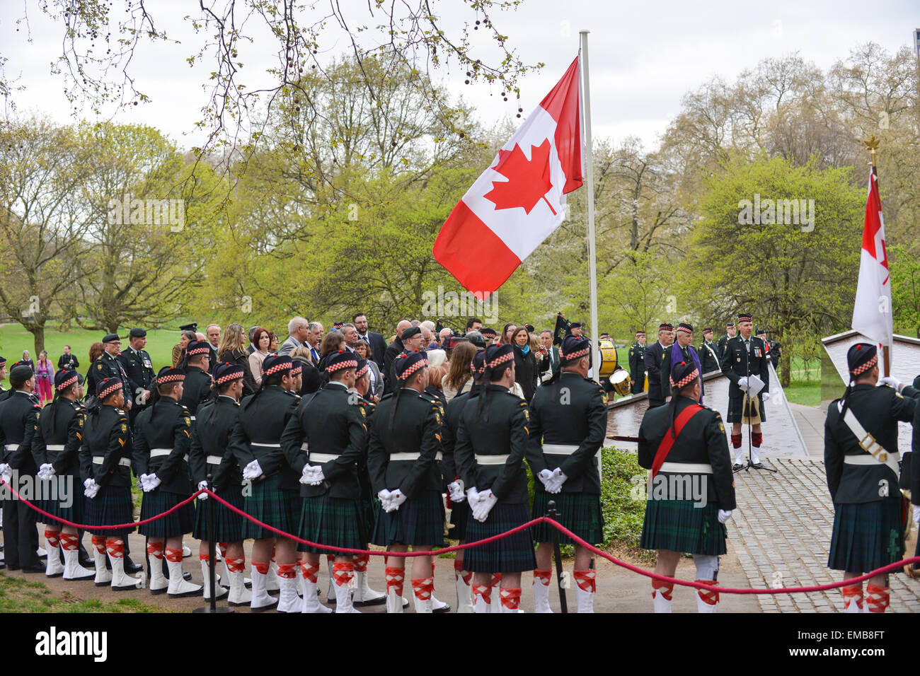 Green Park, London, UK. 19 avril 2015. Les régiments et vous montez au Monument commémoratif de guerre du Canada à Green Park pour une cérémonie et dépôt de gerbe. Trois régiments canadiens commémorent leurs rôles dans la deuxième bataille d'Ypres de WW1 qui a eu lieu il y a 100 ans. La bataille fut la première fois que l'Allemagne utilisé des armes chimiques à grande échelle. Crédit : Matthieu Chattle/Alamy Live News Banque D'Images