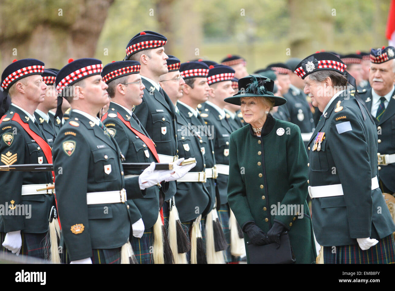 Green Park, London, UK. 19 avril 2015. La princesse Alexandra parle aux troupes lors de la cérémonie. Les régiments et vous montez au Monument commémoratif de guerre du Canada à Green Park pour une cérémonie et dépôt de gerbe. Trois régiments canadiens commémorent leurs rôles dans la deuxième bataille d'Ypres de WW1 qui a eu lieu il y a 100 ans. La bataille fut la première fois que l'Allemagne utilisé des armes chimiques à grande échelle. Crédit : Matthieu Chattle/Alamy Live News Banque D'Images