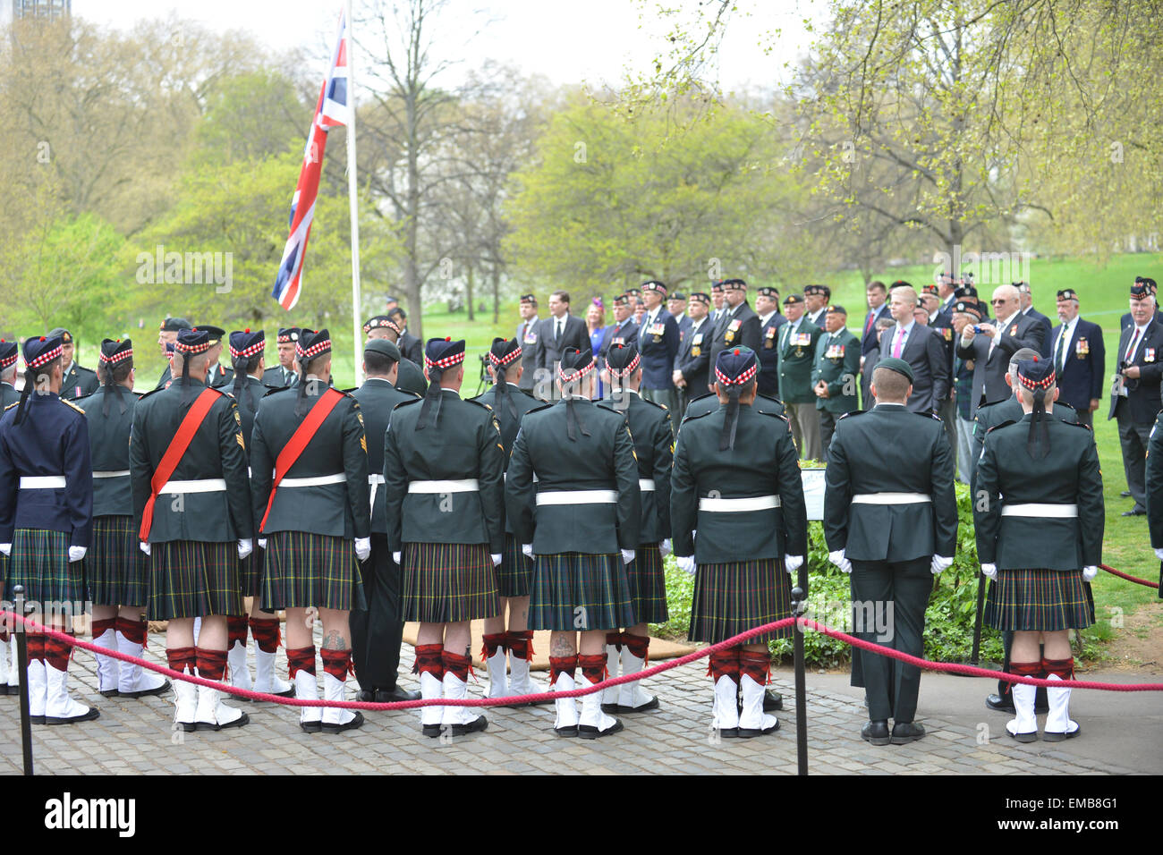 Green Park, London, UK. 19 avril 2015. Les régiments et vous montez au Monument commémoratif de guerre du Canada à Green Park pour une cérémonie et dépôt de gerbe. Trois régiments canadiens commémorent leurs rôles dans la deuxième bataille d'Ypres de WW1 qui a eu lieu il y a 100 ans. La bataille fut la première fois que l'Allemagne utilisé des armes chimiques à grande échelle. Crédit : Matthieu Chattle/Alamy Live News Banque D'Images