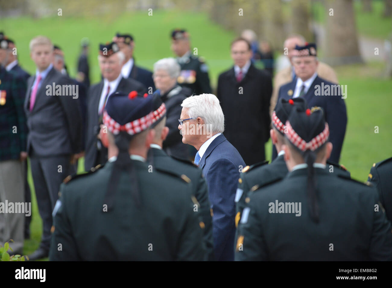 Green Park, London, UK. 19 avril 2015. Gordon Campbell, haut commissaire du Canada arrive. Les régiments et vous montez au Monument commémoratif de guerre du Canada à Green Park pour une cérémonie et dépôt de gerbe. Trois régiments canadiens commémorent leurs rôles dans la deuxième bataille d'Ypres de WW1 qui a eu lieu il y a 100 ans. La bataille fut la première fois que l'Allemagne utilisé des armes chimiques à grande échelle. Crédit : Matthieu Chattle/Alamy Live News Banque D'Images