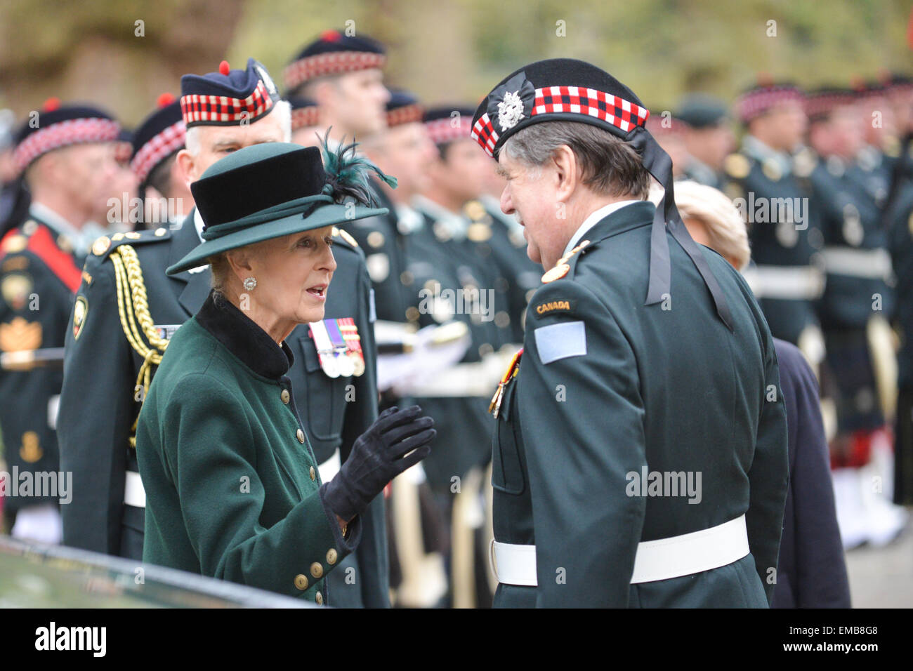 Green Park, London, UK. 19 avril 2015. La princesse Alexandra parle aux troupes lors de la cérémonie. Les régiments et vous montez au Monument commémoratif de guerre du Canada à Green Park pour une cérémonie et dépôt de gerbe. Trois régiments canadiens commémorent leurs rôles dans la deuxième bataille d'Ypres de WW1 qui a eu lieu il y a 100 ans. La bataille fut la première fois que l'Allemagne utilisé des armes chimiques à grande échelle. Crédit : Matthieu Chattle/Alamy Live News Banque D'Images
