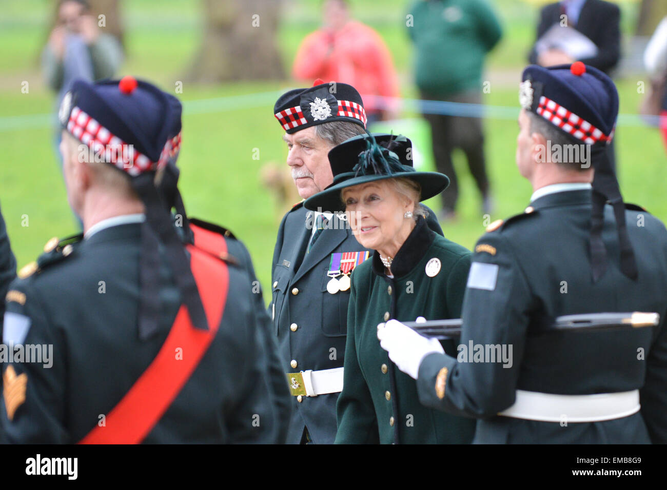 Green Park, London, UK. 19 avril 2015. Les régiments et vous montez au Monument commémoratif de guerre du Canada à Green Park pour une cérémonie et dépôt de gerbe. Trois régiments canadiens commémorent leurs rôles dans la deuxième bataille d'Ypres de WW1 qui a eu lieu il y a 100 ans. La bataille fut la première fois que l'Allemagne utilisé des armes chimiques à grande échelle. Crédit : Matthieu Chattle/Alamy Live News Banque D'Images