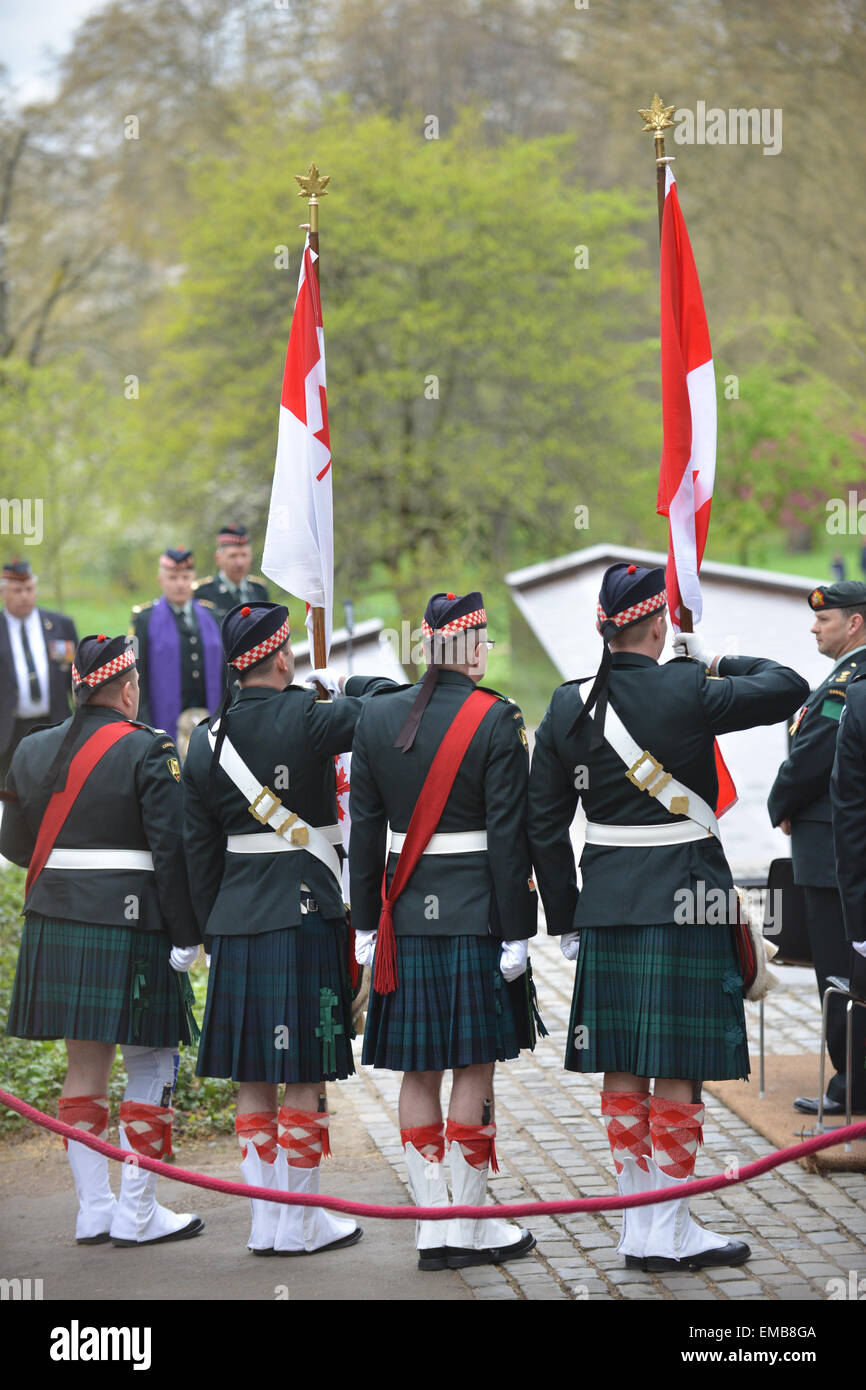 Green Park, London, UK. 19 avril 2015. Les régiments et vous montez au Monument commémoratif de guerre du Canada à Green Park pour une cérémonie et dépôt de gerbe. Trois régiments canadiens commémorent leurs rôles dans la deuxième bataille d'Ypres de WW1 qui a eu lieu il y a 100 ans. La bataille fut la première fois que l'Allemagne utilisé des armes chimiques à grande échelle. Crédit : Matthieu Chattle/Alamy Live News Banque D'Images