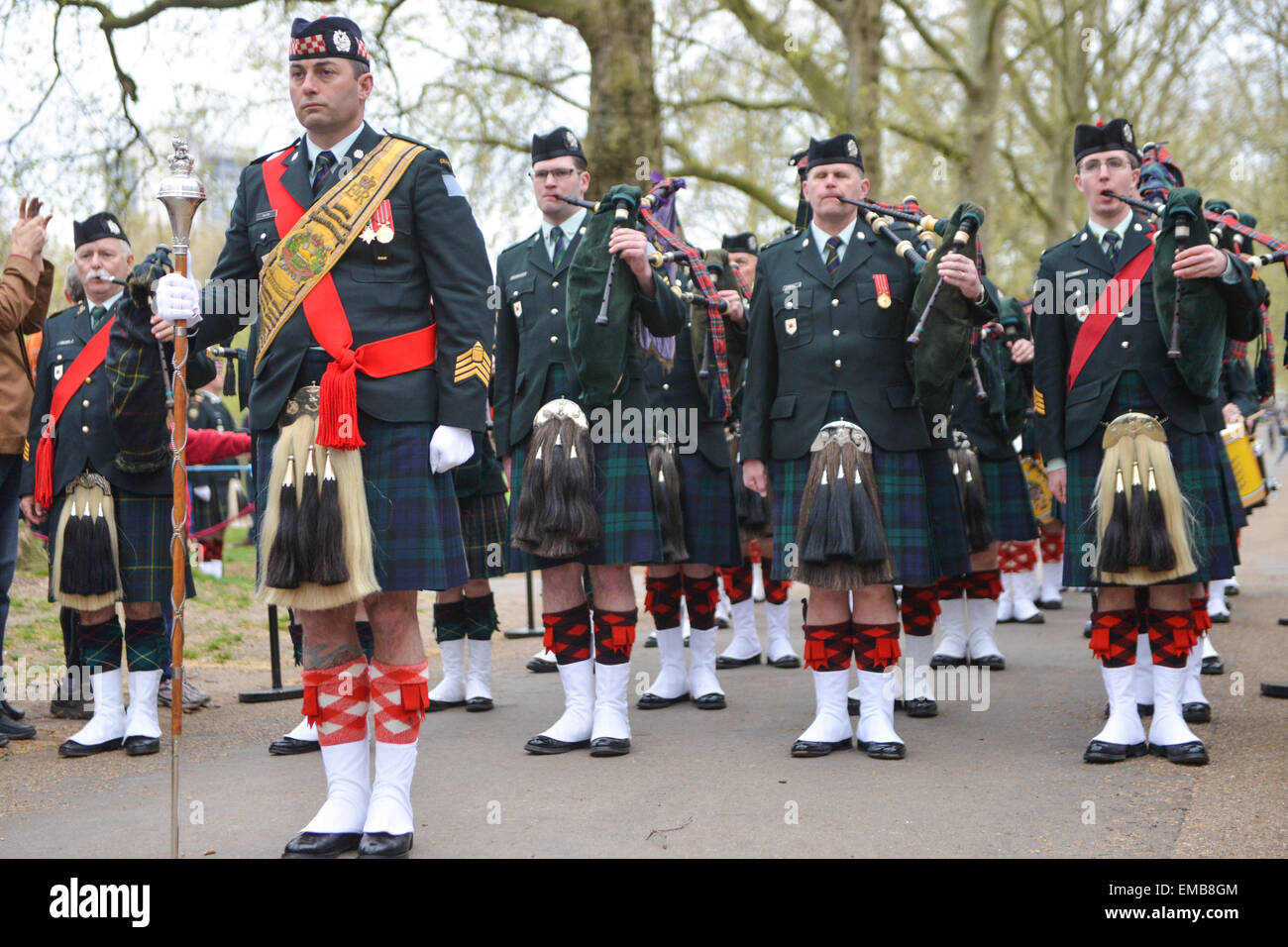 Green Park, London, UK. 19 avril 2015. Les régiments et vous montez au Monument commémoratif de guerre du Canada à Green Park pour une cérémonie et dépôt de gerbe. Trois régiments canadiens commémorent leurs rôles dans la deuxième bataille d'Ypres de WW1 qui a eu lieu il y a 100 ans. La bataille fut la première fois que l'Allemagne utilisé des armes chimiques à grande échelle. Crédit : Matthieu Chattle/Alamy Live News Banque D'Images