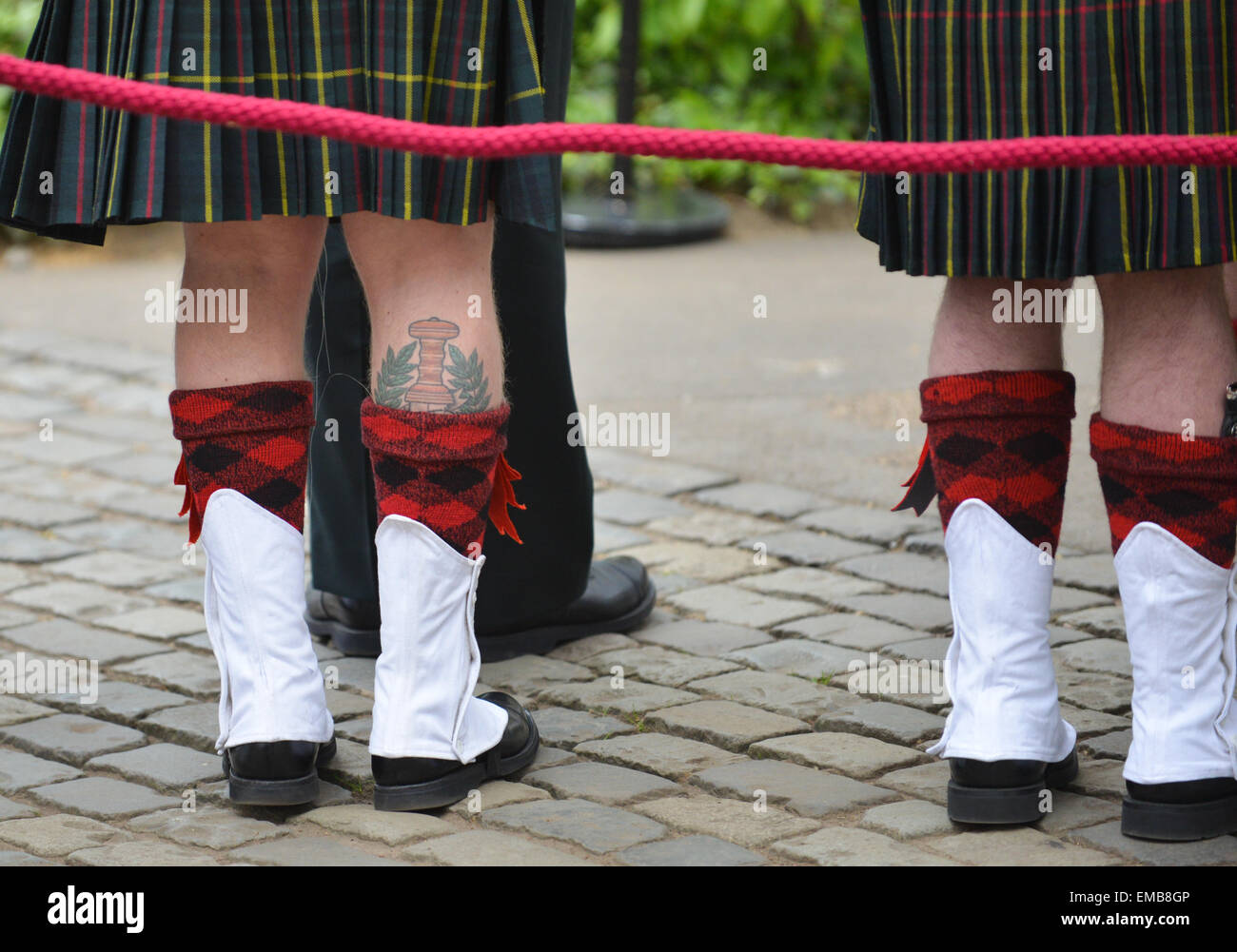 Green Park, London, UK. 19 avril 2015. Les régiments et vous montez au Monument commémoratif de guerre du Canada à Green Park pour une cérémonie et dépôt de gerbe. Trois régiments canadiens commémorent leurs rôles dans la deuxième bataille d'Ypres de WW1 qui a eu lieu il y a 100 ans. La bataille fut la première fois que l'Allemagne utilisé des armes chimiques à grande échelle. Crédit : Matthieu Chattle/Alamy Live News Banque D'Images