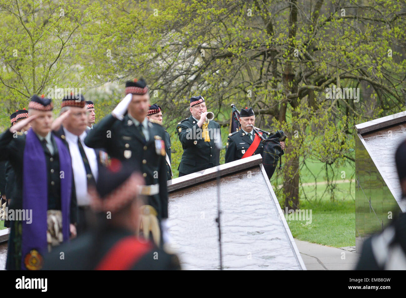Green Park, London, UK. 19 avril 2015. Le dernier message est émis. Les régiments et vous montez au Monument commémoratif de guerre du Canada à Green Park pour une cérémonie et dépôt de gerbe. Trois régiments canadiens commémorent leurs rôles dans la deuxième bataille d'Ypres de WW1 qui a eu lieu il y a 100 ans. La bataille fut la première fois que l'Allemagne utilisé des armes chimiques à grande échelle. Crédit : Matthieu Chattle/Alamy Live News Banque D'Images