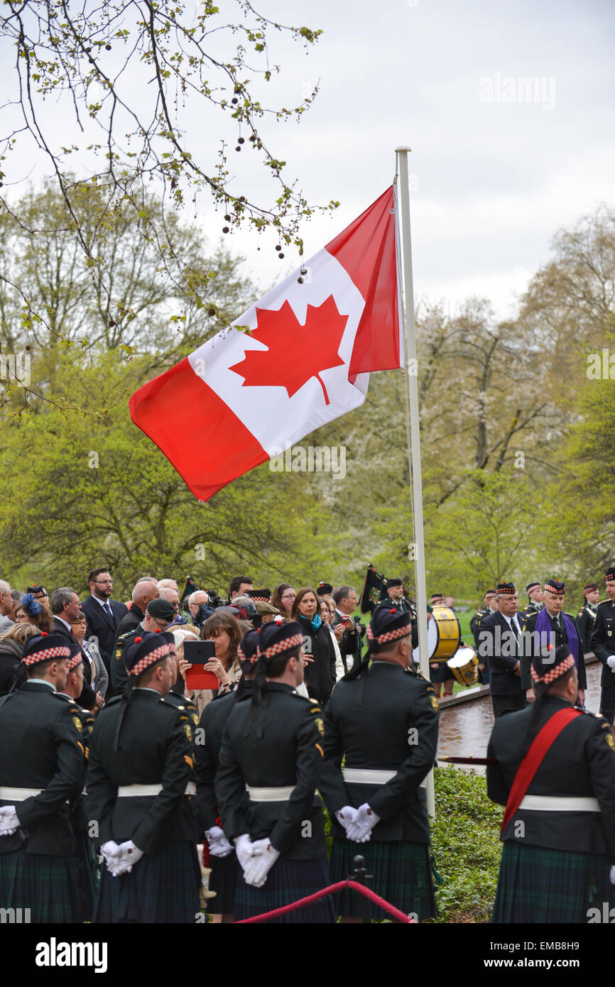 Green Park, London, UK. 19 avril 2015. Les régiments et vous montez au Monument commémoratif de guerre du Canada à Green Park pour une cérémonie et dépôt de gerbe. Trois régiments canadiens commémorent leurs rôles dans la deuxième bataille d'Ypres de WW1 qui a eu lieu il y a 100 ans. La bataille fut la première fois que l'Allemagne utilisé des armes chimiques à grande échelle. Crédit : Matthieu Chattle/Alamy Live News Banque D'Images