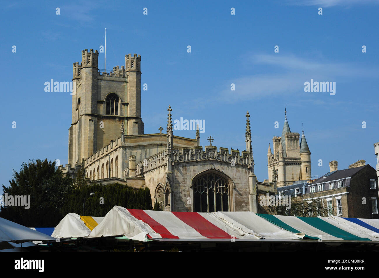 Eglise St Mary the Great vu au-dessus du marché des auvents, Cambridge, England, UK Banque D'Images