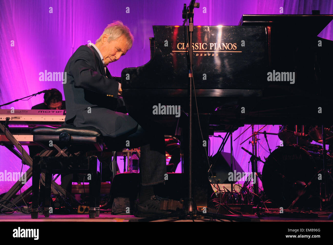 Compositeur, parolier, chanteur et pianiste Burt Bacharach en concert au piano. Banque D'Images