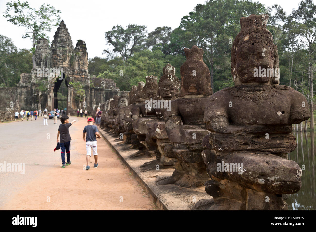 Angkor Thom South Gate Bridge et l'entrée principale, Siem Reap, Cambodge Banque D'Images