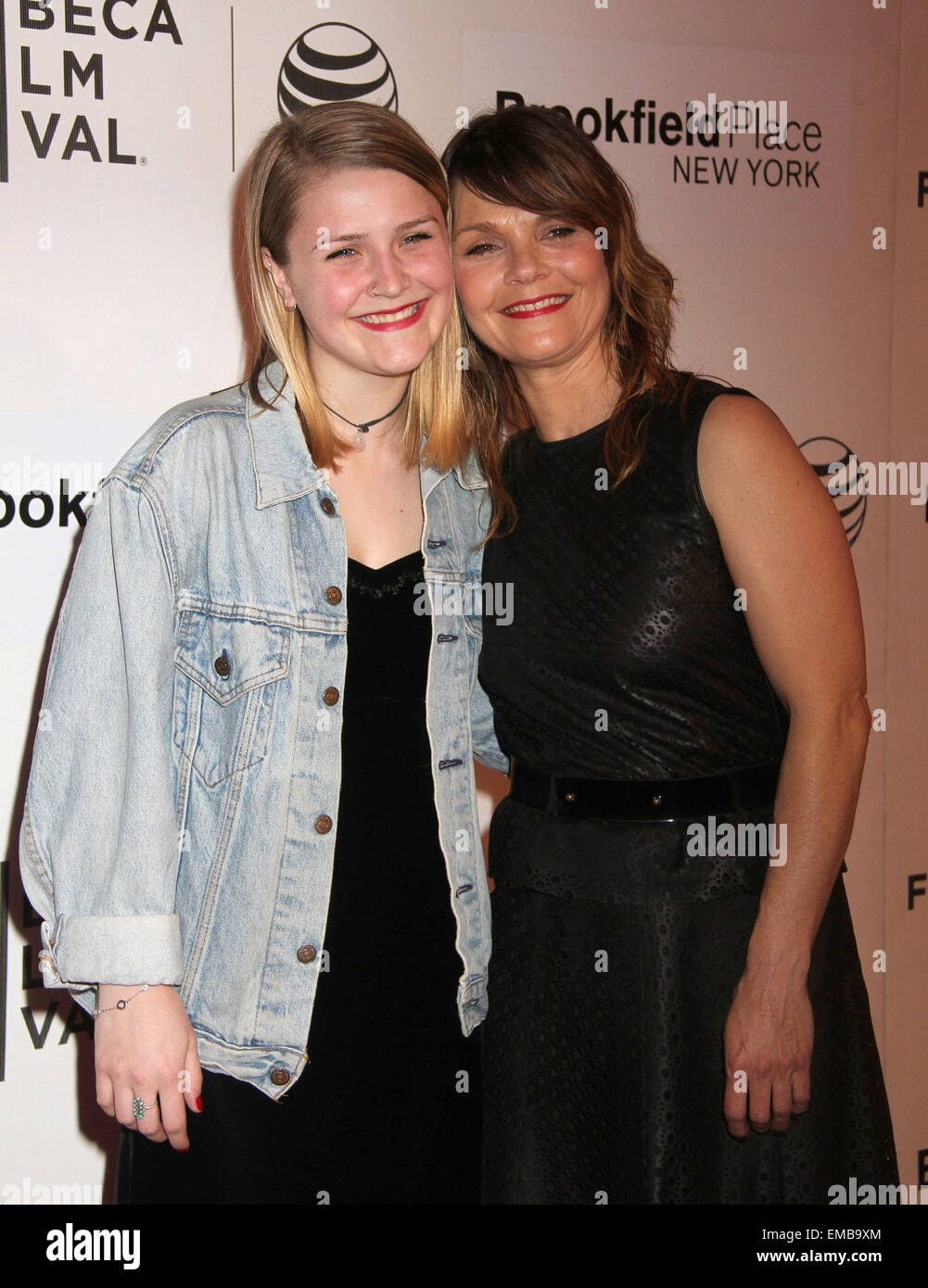 New York, New York, USA. 18 avr, 2015. ( R ) L'actrice KATHRYN ERBE et sa fille MAEVE ELSBETH ERBE KINNEY assister à la première de "Tumbledown' qui s'est tenue au cours de la 2015 Tribeca Film Festival au CCU RECOMMANDE. © ZUMAPRESS.com/Alamy Kaszerman Nancy/Live News Banque D'Images