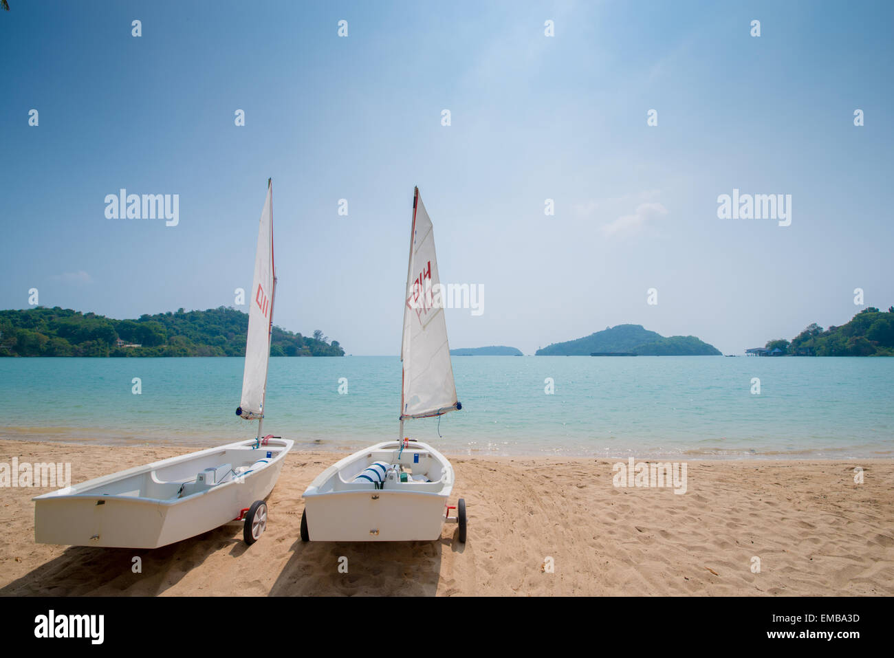 Voiliers sur la plage Banque D'Images