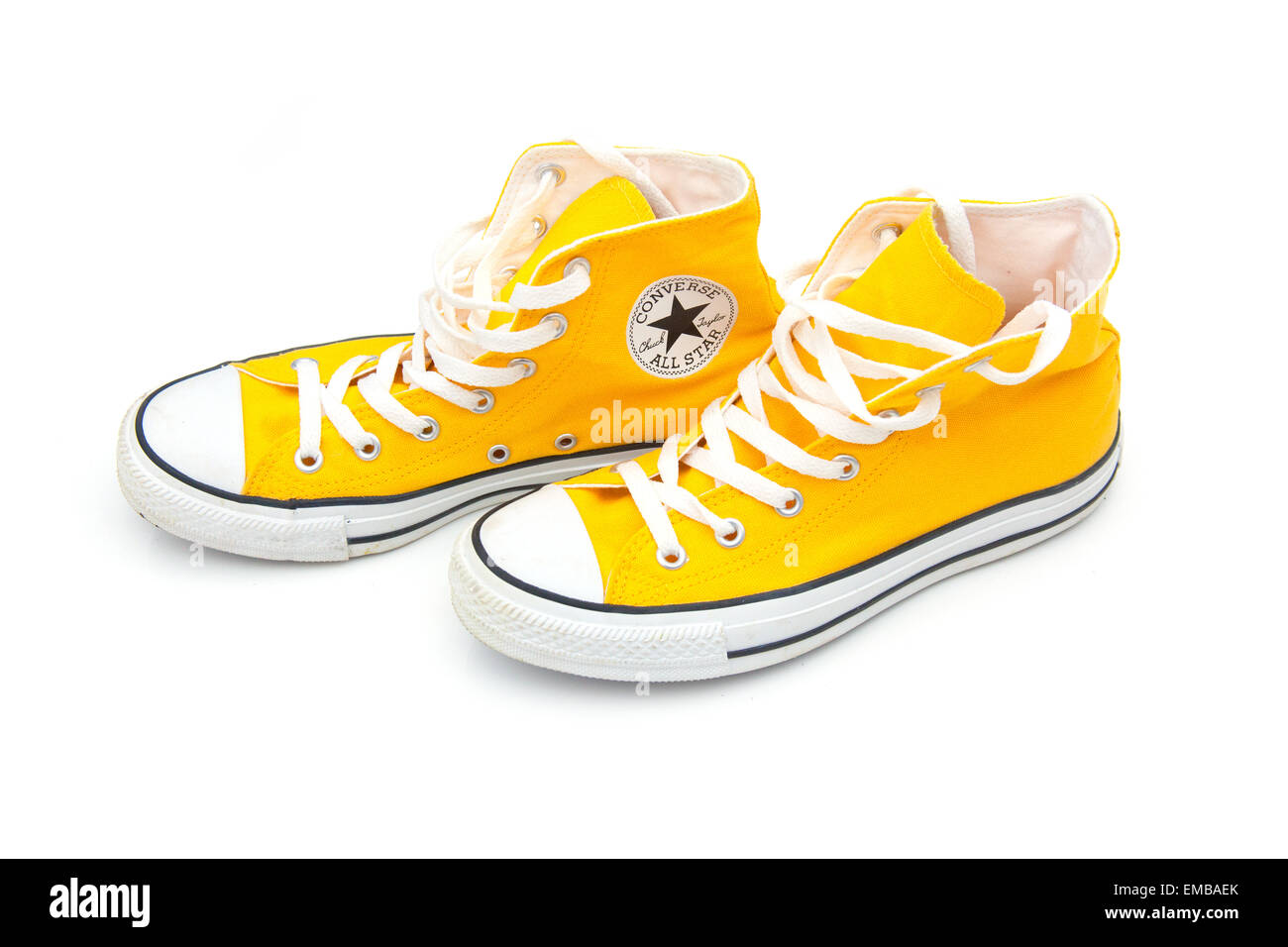 Chaussures Converse jaune isolé sur fond blanc un studio. Banque D'Images