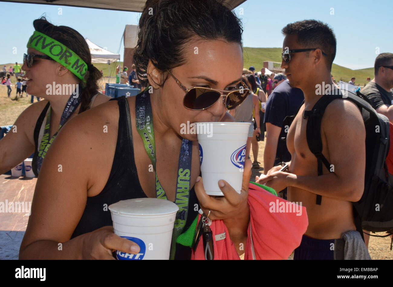 Rancho Murieta, Nord de la Californie, USA. 18 avril, 2015. Les participants se rafraîchir après la Californie du Nord, la boue Mud Run survivant avec fosses 20 obstacles, 18 avril 2015, Van Vleck Van Vleck 7898 Ranch Road Rancho Murieta, CA 95683, Mud Run survivant à l'épreuve les capacités des participants à courir, grimper, sauter, ramper, & muscle leur chemin à travers un Mud Run 5k Crédit : La Collection King par Shirla/Alamy Live News Banque D'Images