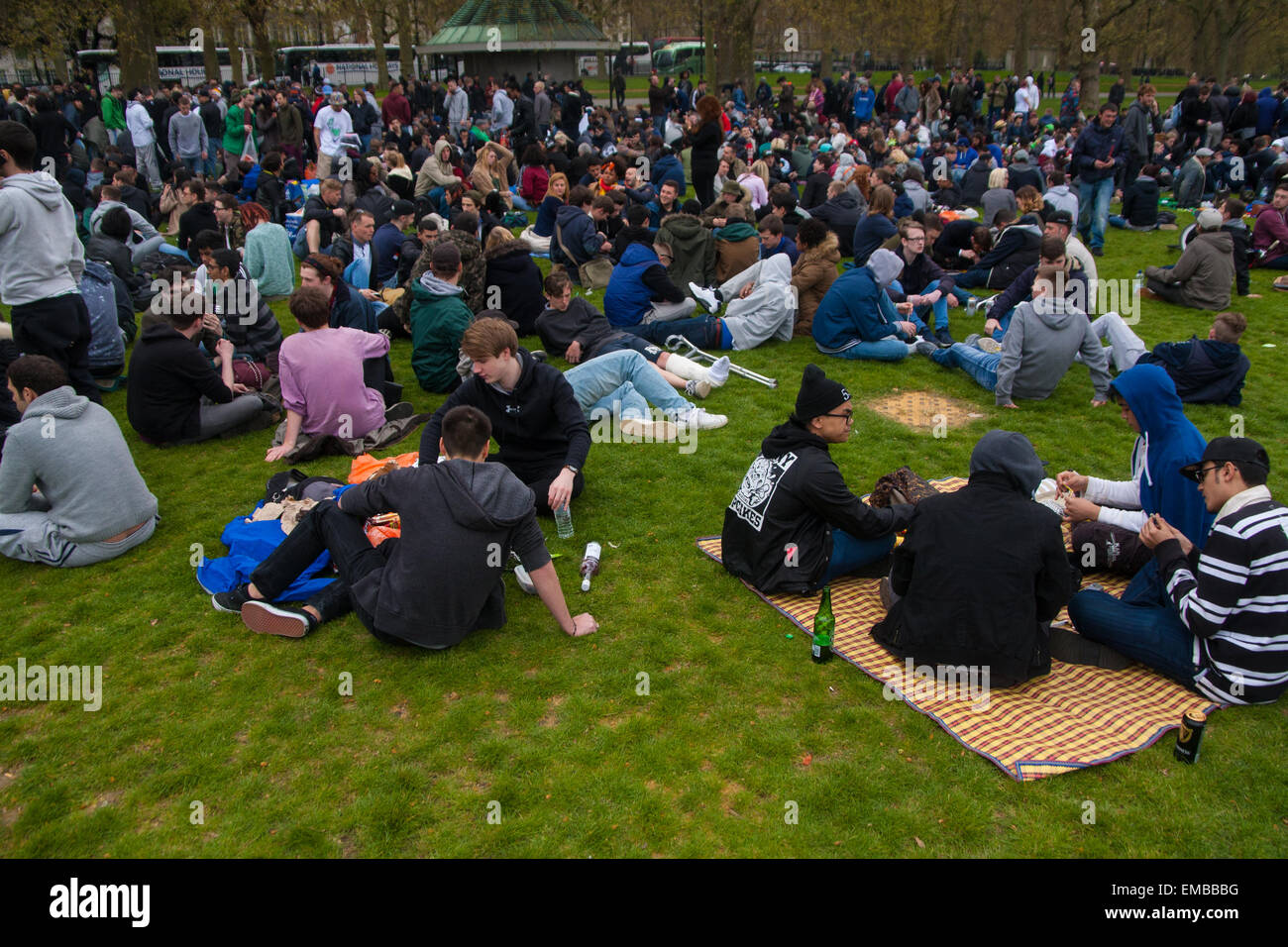 Hyde Park, Londres, 19 avril 2015. Des centaines d'utilisateurs de cannabis et leurs partisans se réunissent au Speaker's Corner à Hyde Park pour l'assemblée annuelle London 420 rally pro-cannabis, sous l'œil watcful d'agents de la Police métropolitaine, qui ont conservé un profil relativement bas, ce qui permet de continuer le rallye sans incidents graves. Crédit : Paul Davey/Alamy Live News Banque D'Images