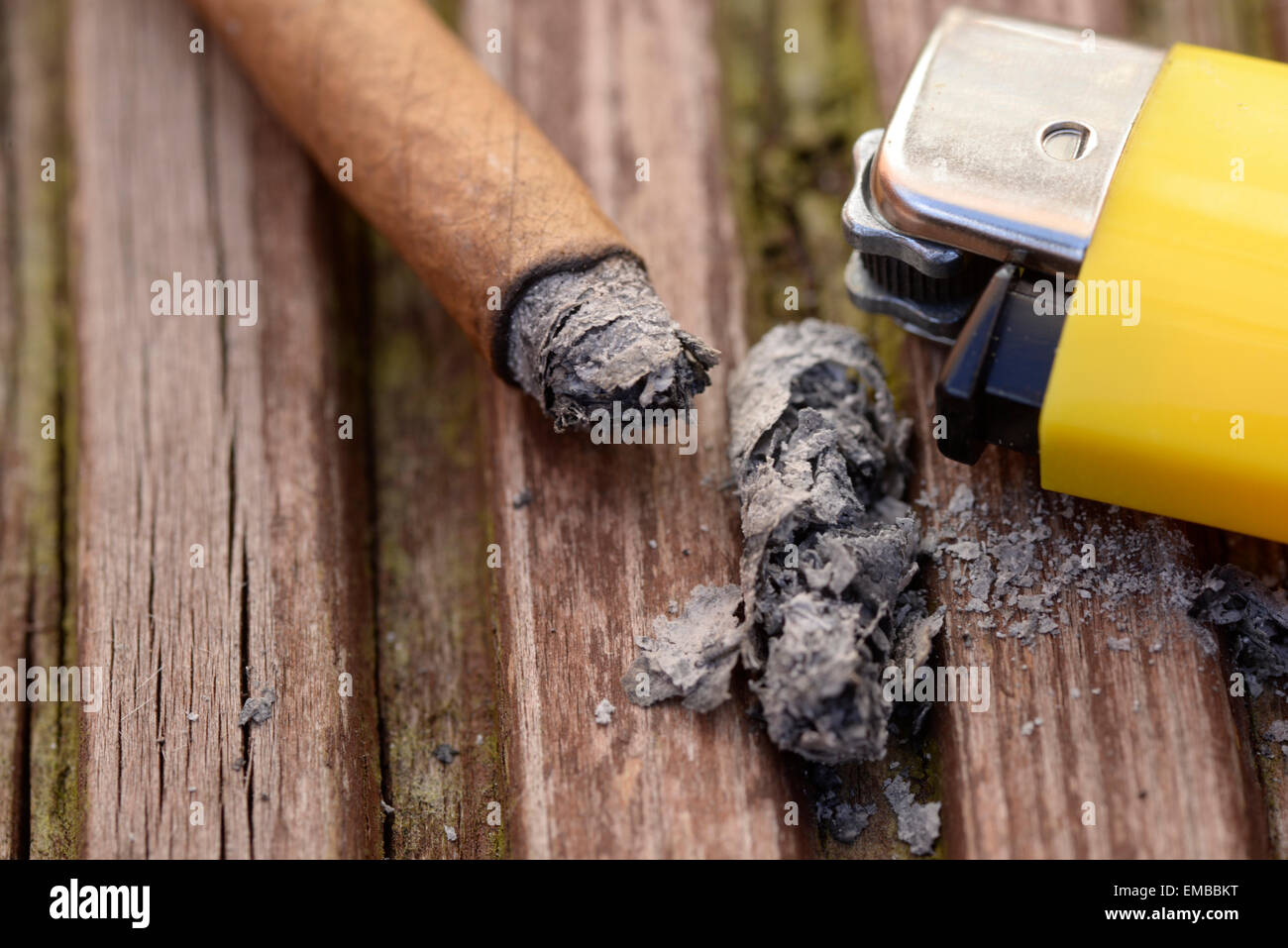 Cigarette avec ash et plus léger sur lame Banque D'Images