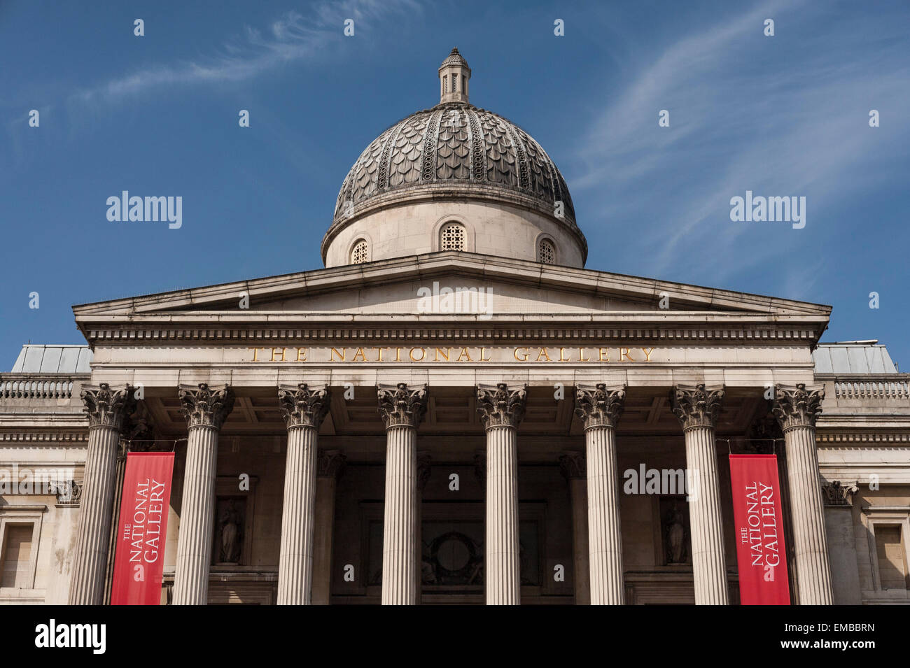 Trafalgar Square, Londres, 2 avril 2015. Le Musée des beaux-arts sous un ciel bleu au printemps. Banque D'Images